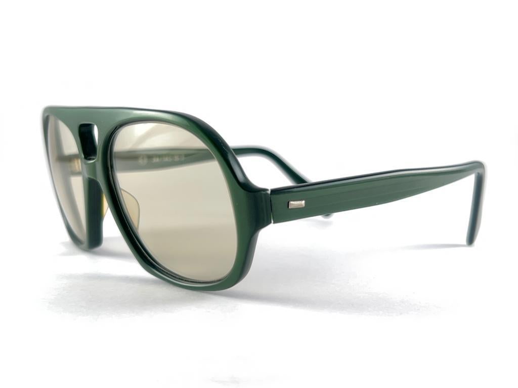 Vintage Solid Photo Matic Olive Green Frame Light Lens 70'S Sunglasses In New Condition For Sale In Baleares, Baleares