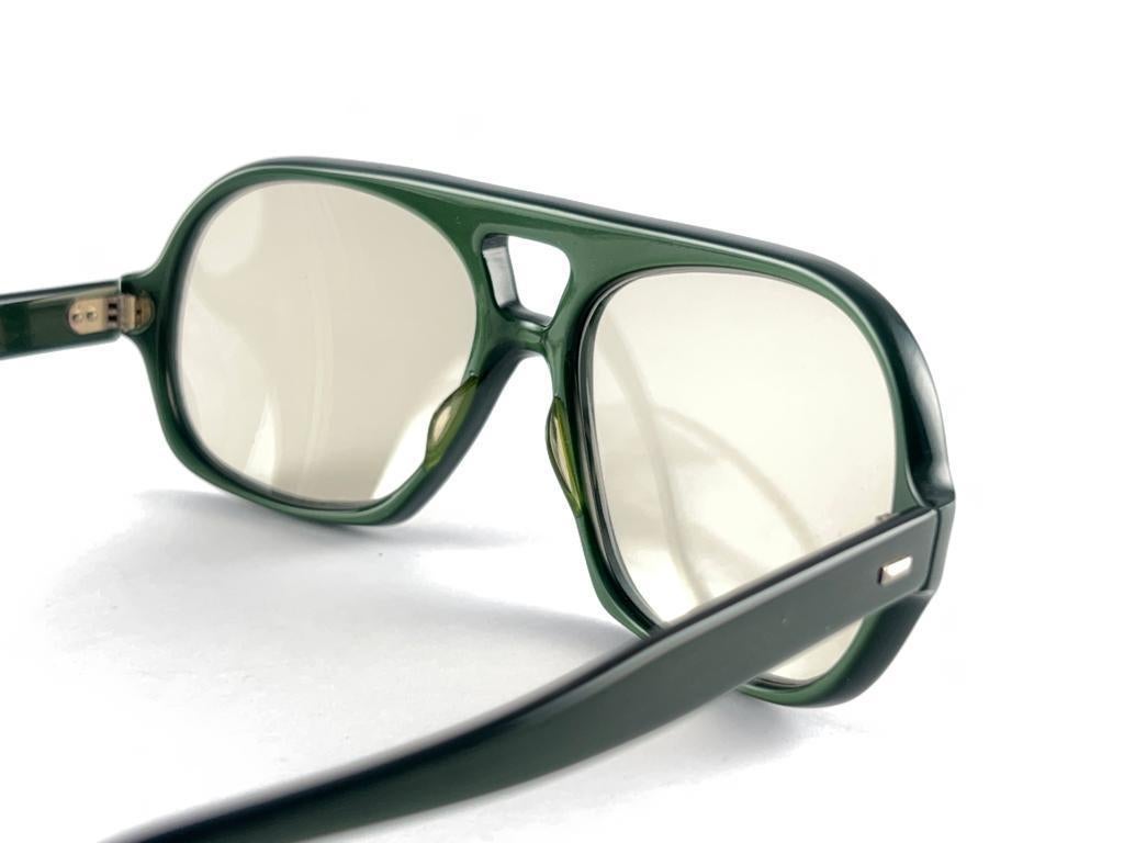 Vintage Solid Photo Matic Olive Green Frame Light Lens 70'S Sunglasses For Sale 4