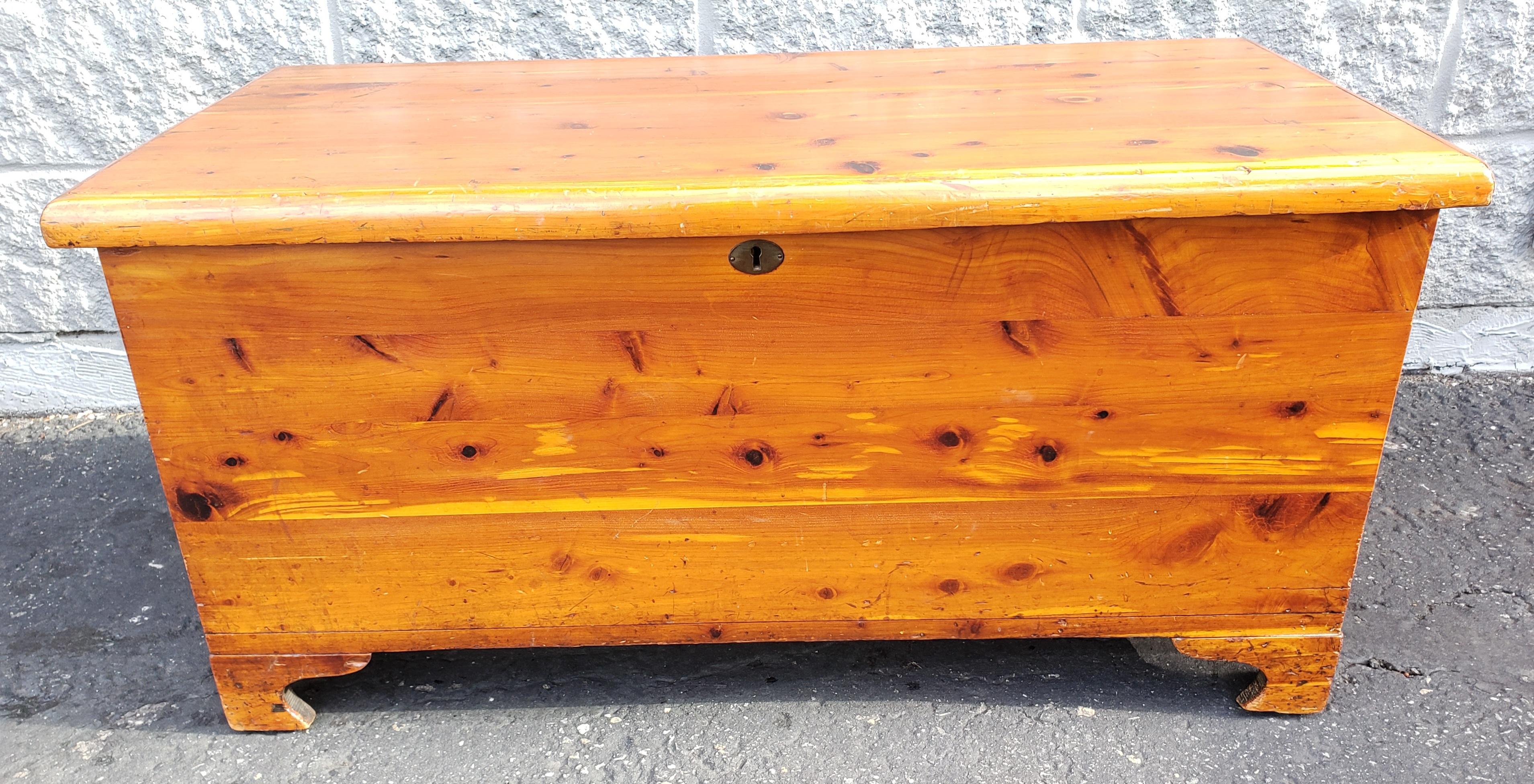 Vintage Solid Pine Cedar Chest by Bally MFG co Bally Pa In Good Condition For Sale In Germantown, MD