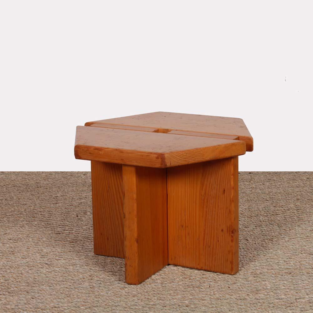 This vintage stool in solid pine, attributed to designer René Martin, dates from the 1960s. Its hexagonal seat gives it a sculptural and graphic presence. This stool can be used as an occasional seat, a small pedestal table or a decorative support.