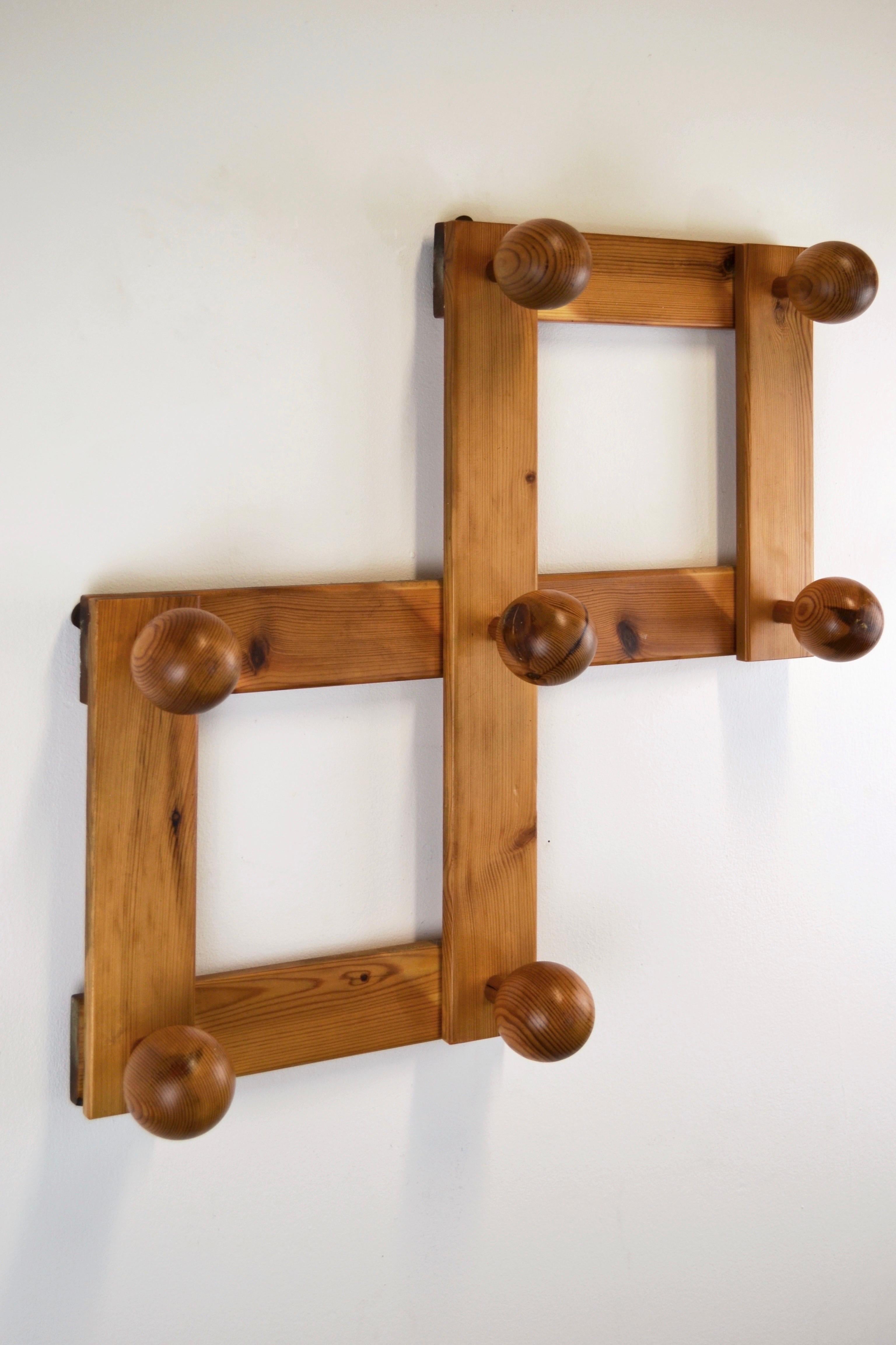 Add a touch of retro and natural charm to your interior with this solid pine wall hook. Composed of 7 round hooks, its modular design offers great flexibility of use while evoking the clean, functional style of Charlotte Perriand, particularly her
