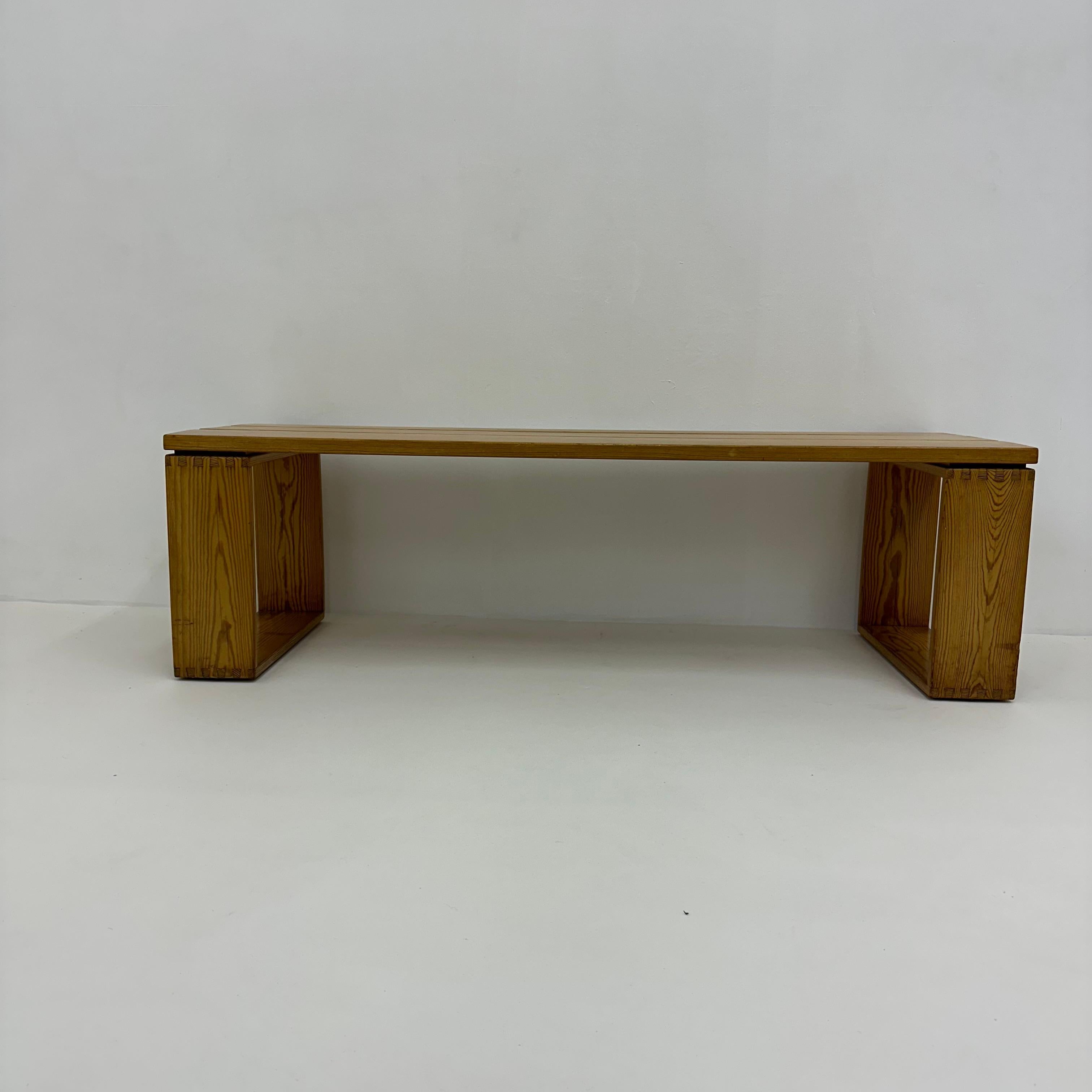 Banc vintage en bois de pin massif par Ate van Apeldoorn, 1970 Bon état - En vente à Delft, NL