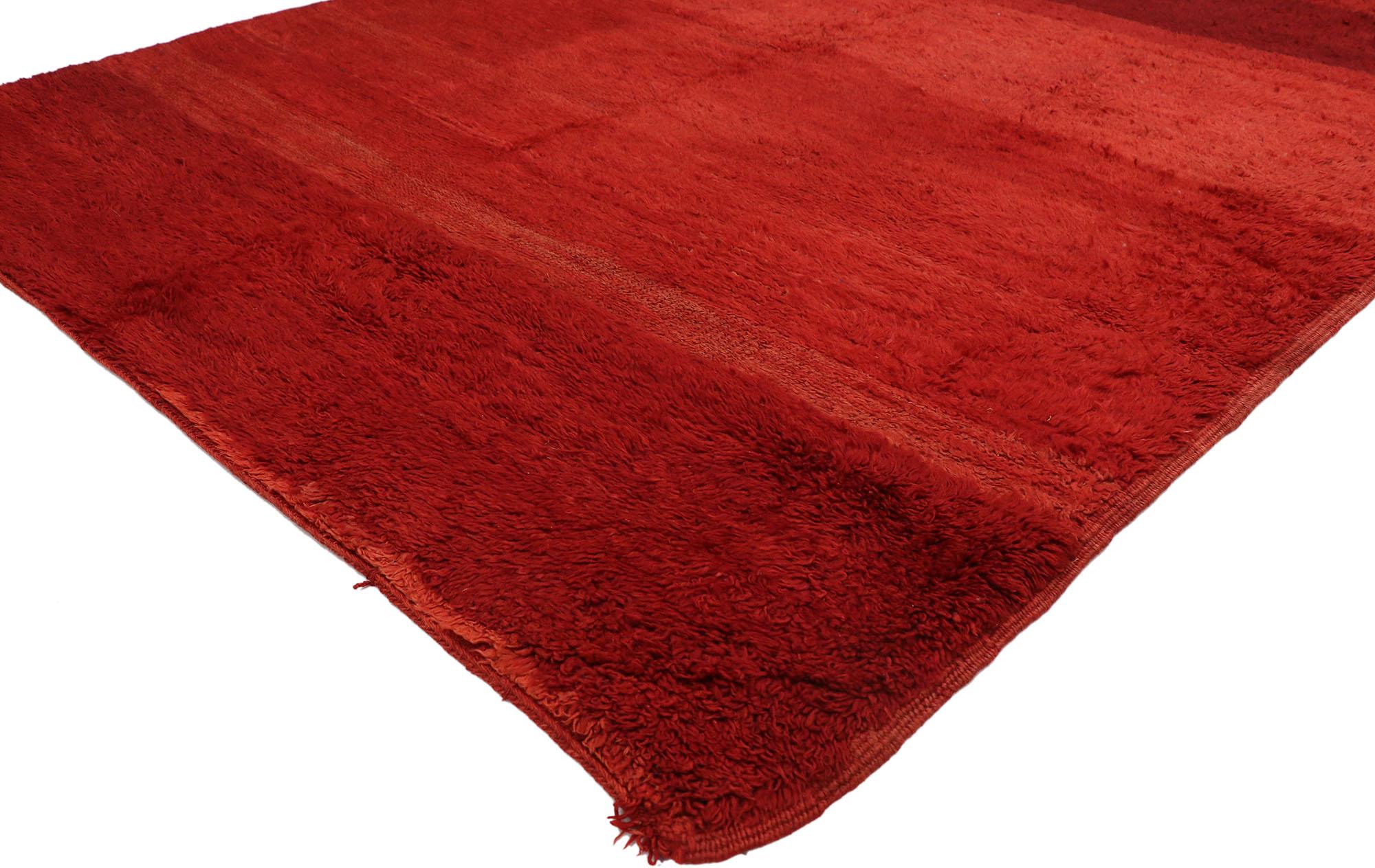 20951 Alfombra marroquí vintage roja Beni Mrirt, 05'06 x 09'08. Contempla el cautivador encanto de esta alfombra marroquí Beni Mrirt vintage de lana anudada a mano, una auténtica obra maestra procedente de la región de Mrirt, en las montañas del