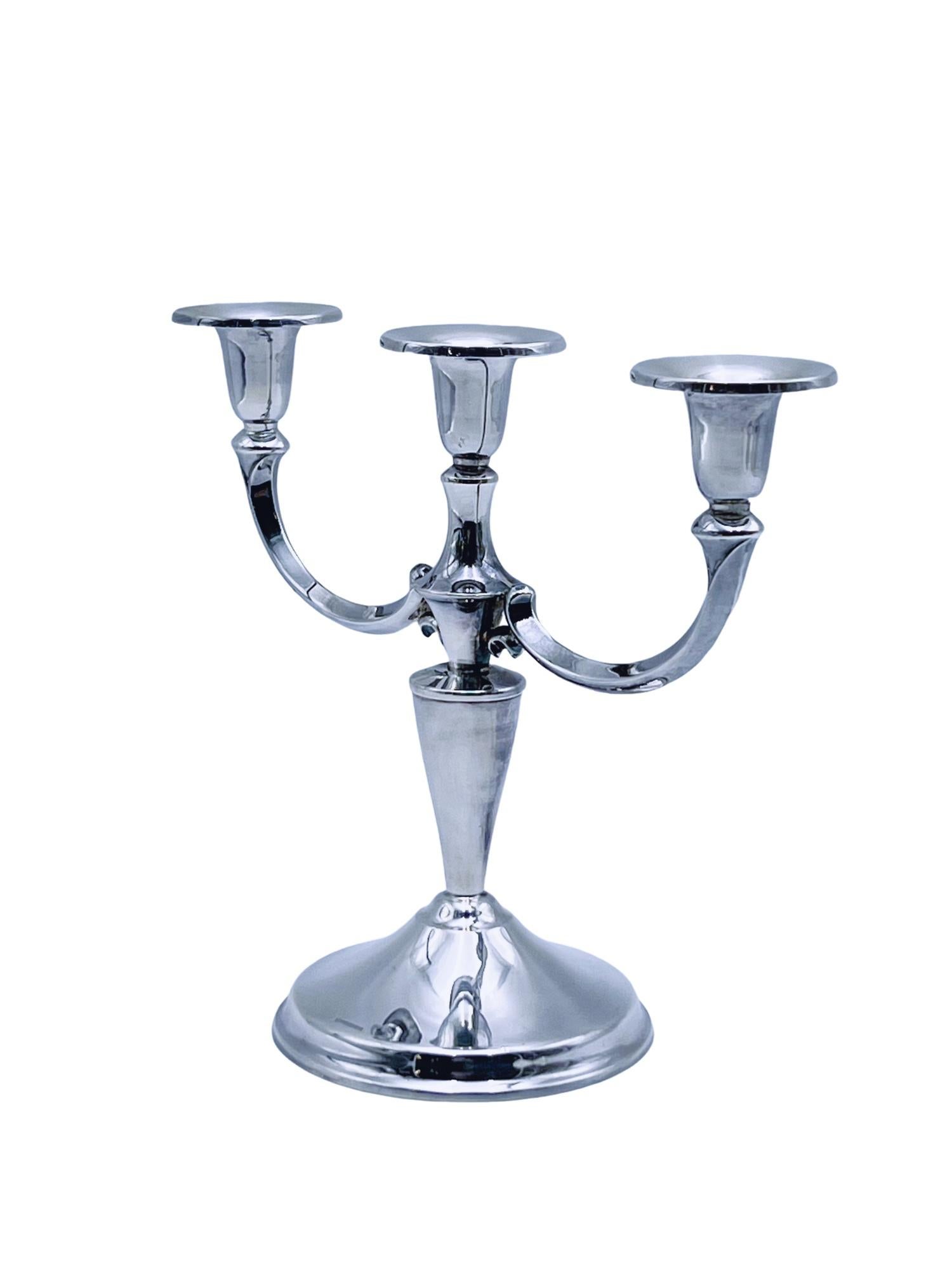 Candelabro in argento massiccio **Scandinavian Modern Silver, 1993 circa**  

Esempio di design scandinavo della fine del XX secolo, questo elegante candelabro **830S in argento massiccio** presenta un design pulito a due bracci che sostiene tre