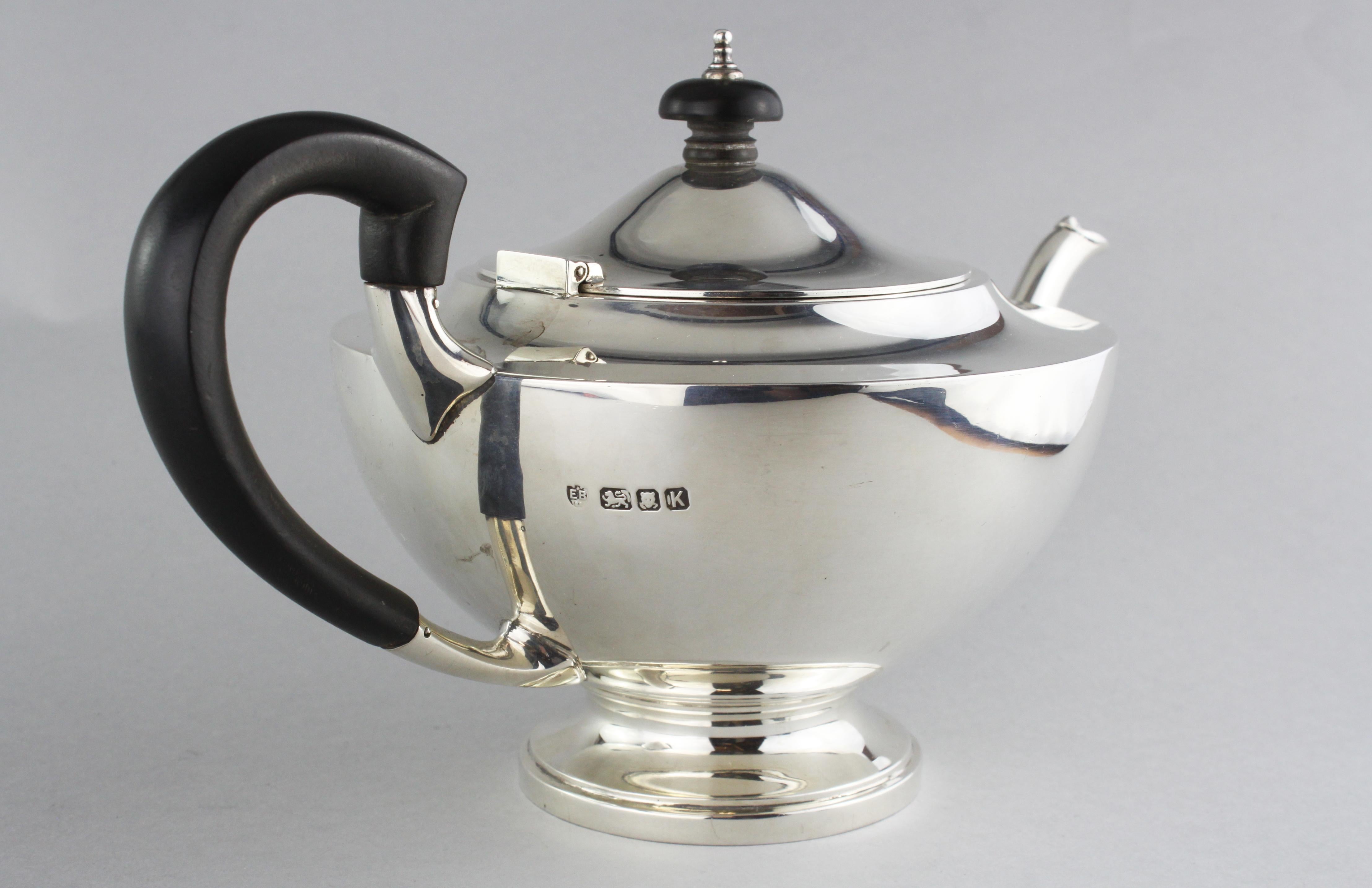 Vintage solid silver tea pot by Edward Barnard & Sons Ltd
Maker: Edward Barnard & Sons Ltd
Made in London 1945
Fully hallmarked.

Dimensions - 
Weight 549g
Height 15cm
Width at its widest point 14cm

Condition : Tea pot is pre-owned, has