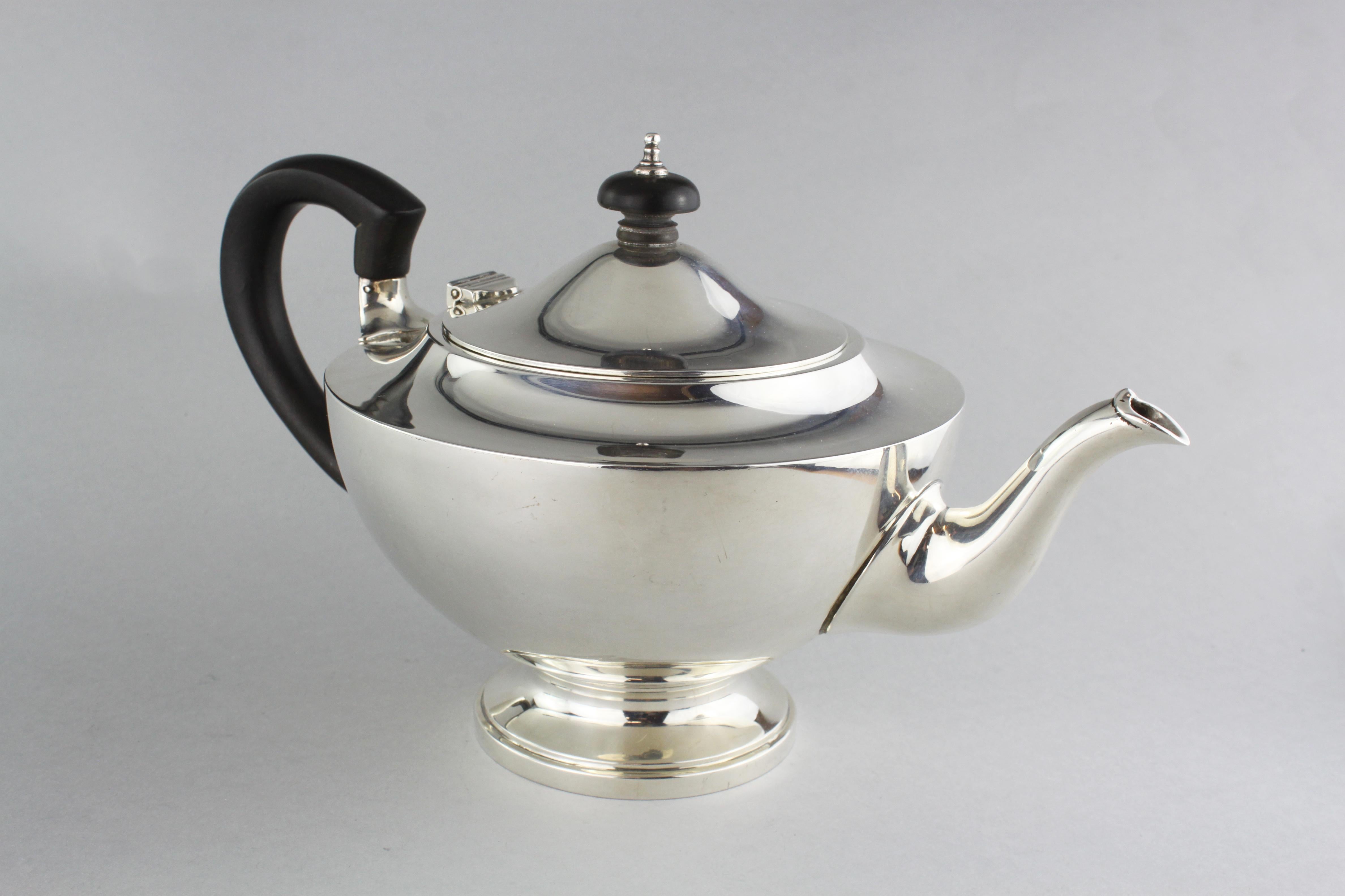 Mid-20th Century Vintage Solid Silver Tea Pot by Edward Barnard & Sons Ltd, 1945 For Sale