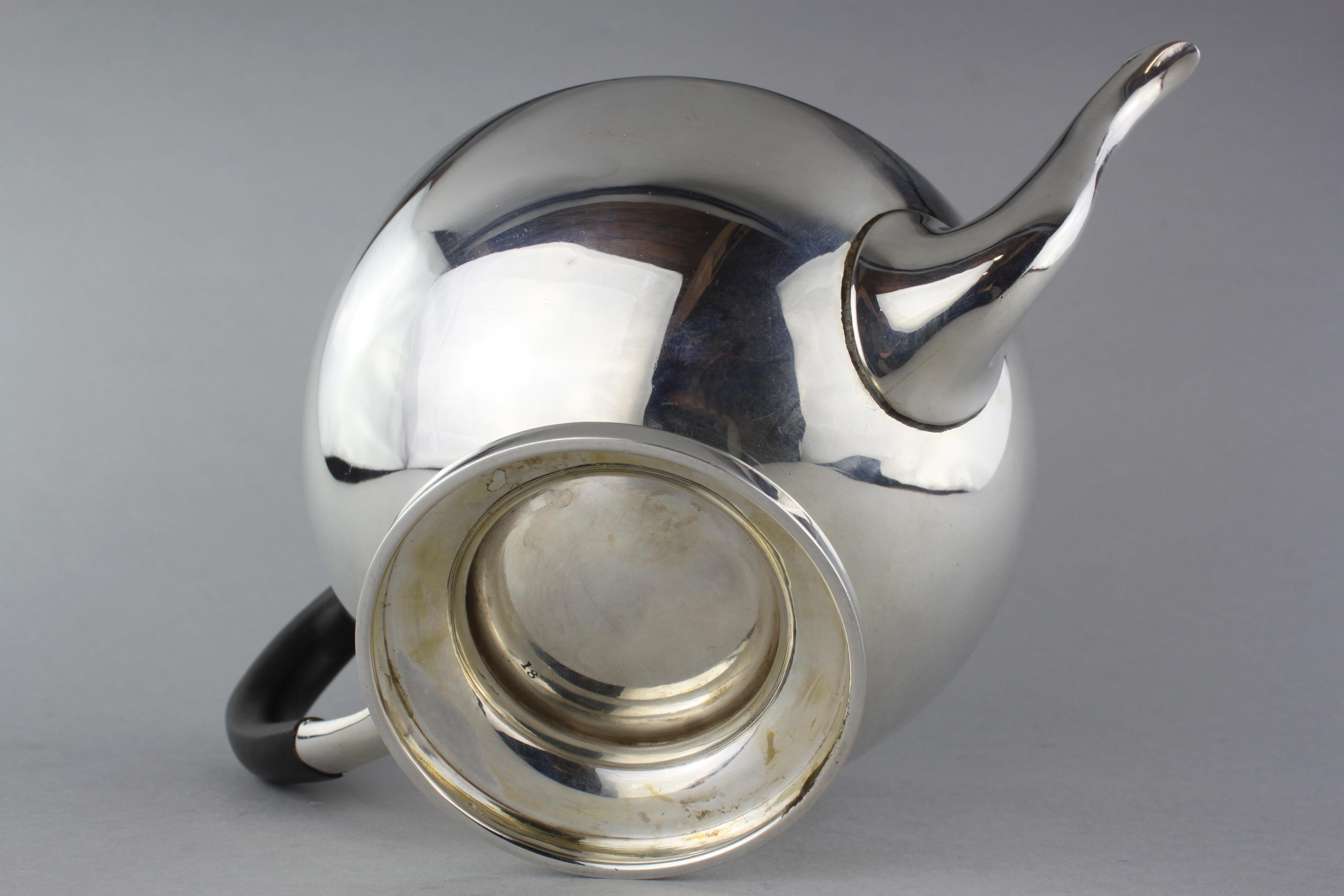 Vintage Solid Silver Tea Pot by Edward Barnard & Sons Ltd, 1945 For Sale 1