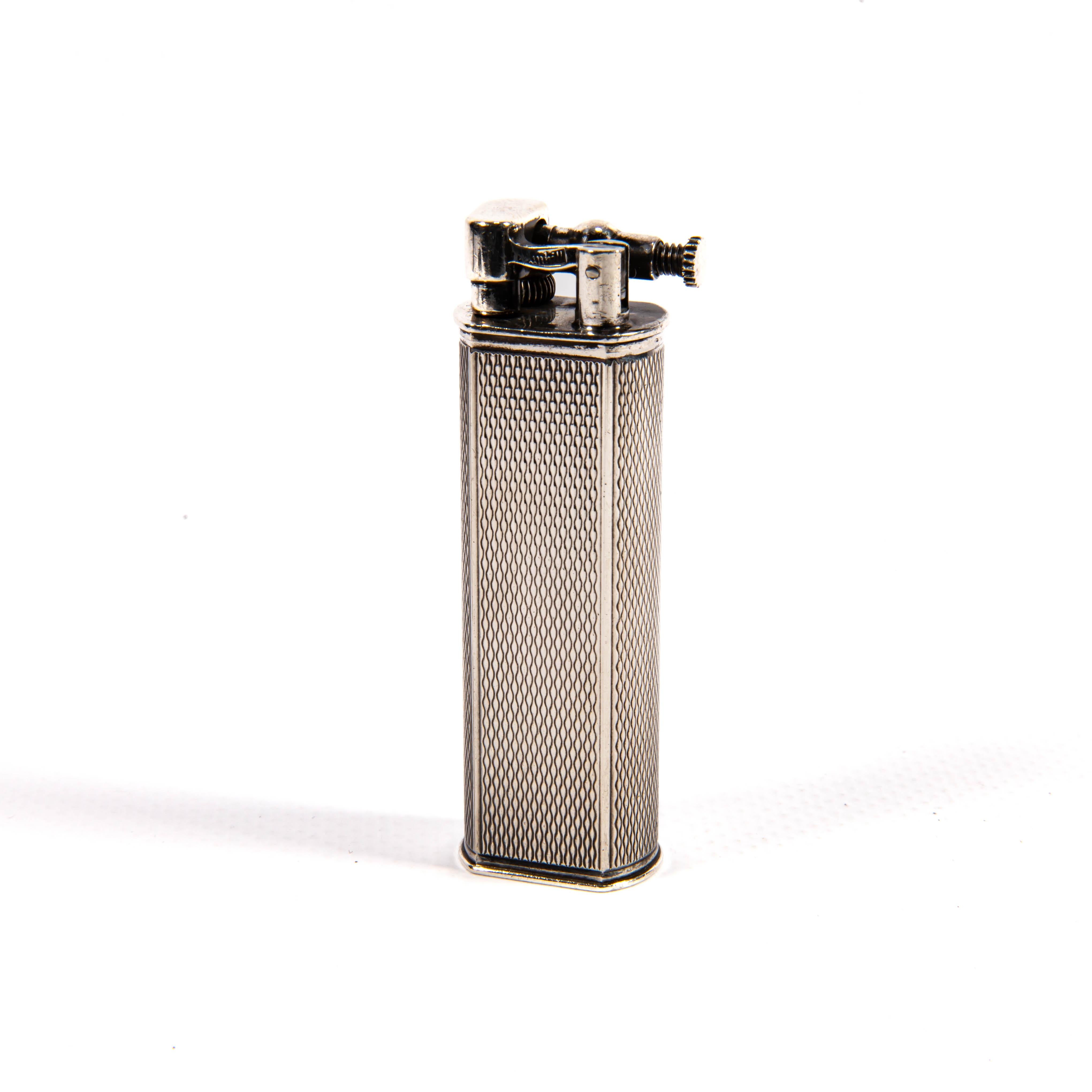 Dunhill, un nome che è sinonimo di quintessenza dell'eleganza e dell'artigianato britannico, è da tempo leader nel mondo degli accendini di lusso. Fondata alla fine del XIX secolo, Dunhill ha acquisito prestigio per la creazione di accessori che