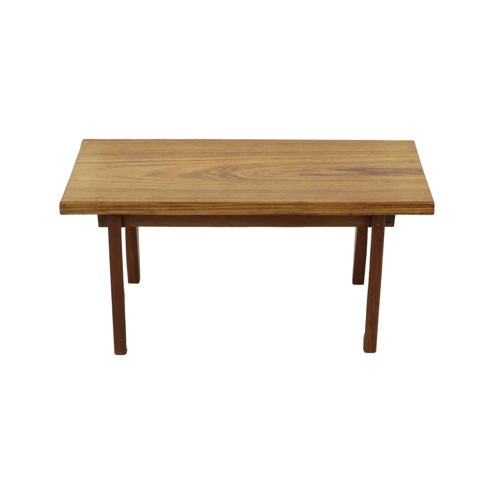 Beistelltisch aus massivem Teakholz, Pflanztisch mit rechteckiger Platte und abgeschrägten Beinen, Vintage-Objekt aus den 60er Jahren.

Im Gegensatz zu den meisten Teakholzmöbeln ist dieser Tisch aus massivem Teakholz und nicht aus Furnier, komplett