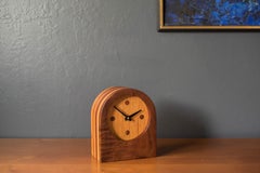 Vintage Massivholz Nussbaum und Oak Studio Craft Tischuhr