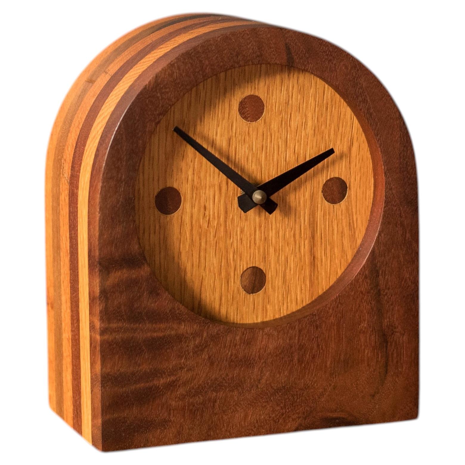 Reloj de sobremesa vintage de nogal macizo y roble Studio Craft