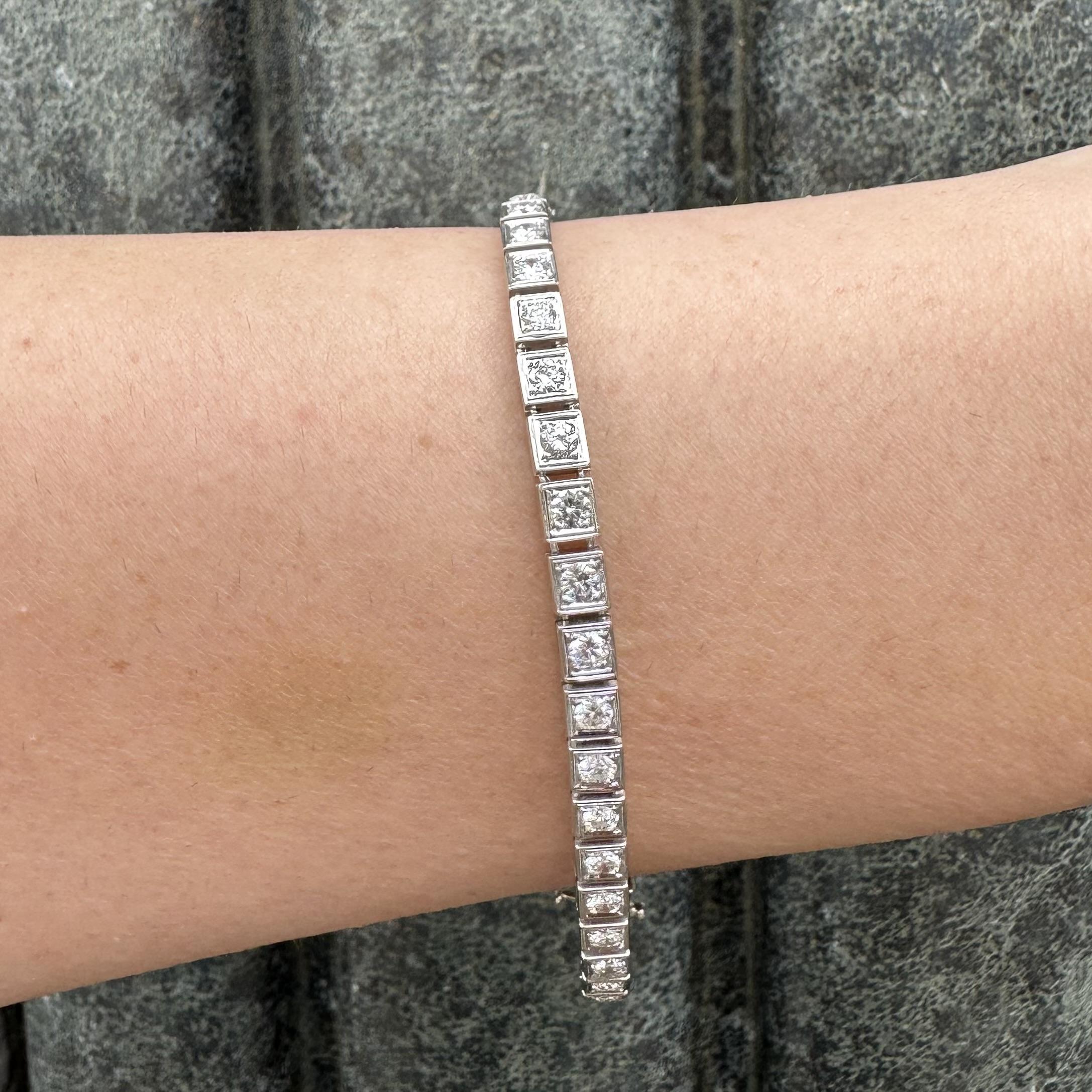 --Pierre(s) :...
(40) Diamants naturels authentiques - taille ronde et brillante - sertis - couleur F/G - pureté VS2 - 2,8ctw (approx.)

MATERIAL : Or blanc massif 14k
Poids : 13,5 grammes
Type de chaîne : Bracelet de tennis à maillons