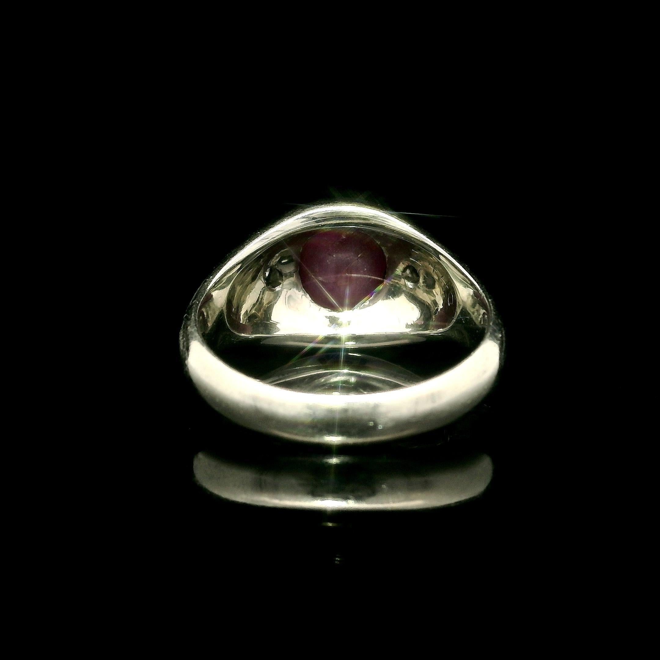Anello vintage in oro bianco massiccio con rubino a stella da 2 carati e accenti di diamanti in vendita 5