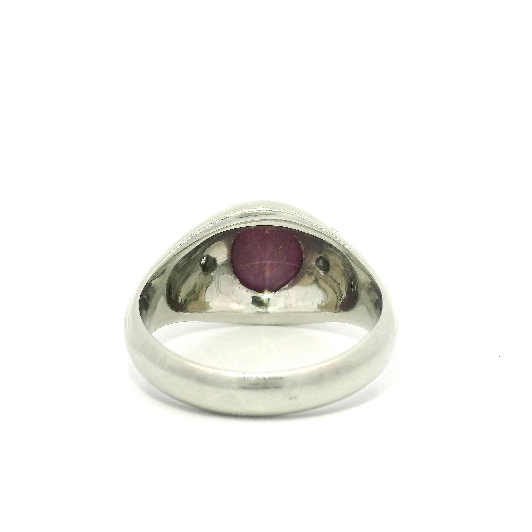 Anello vintage in oro bianco massiccio con rubino a stella da 2 carati e accenti di diamanti In condizioni buone in vendita a Montclair, NJ