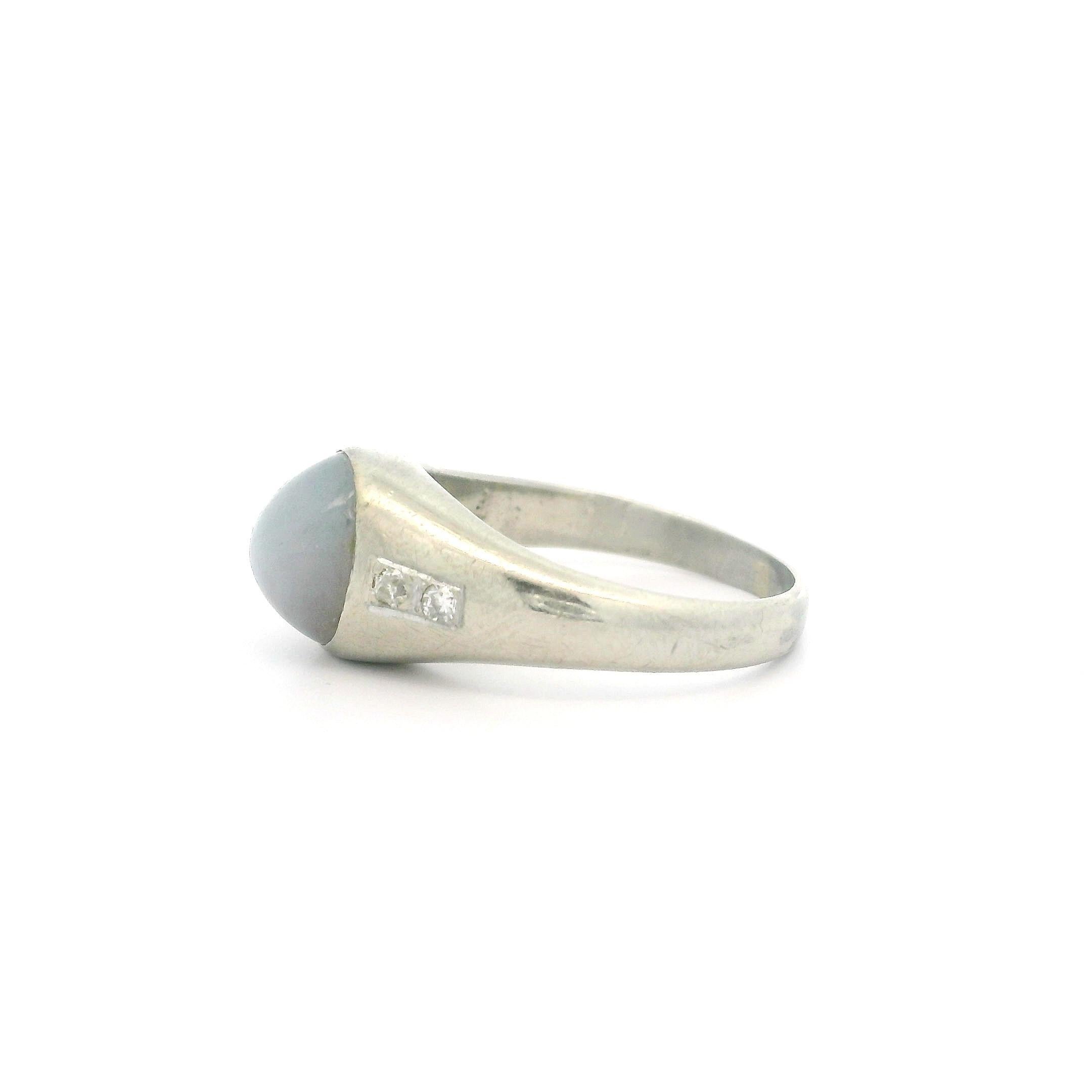 Vintage Solid White Gold Natural Blue Star Sapphire & Diamond Band Ring In Good Condition For Sale In Montclair, NJ