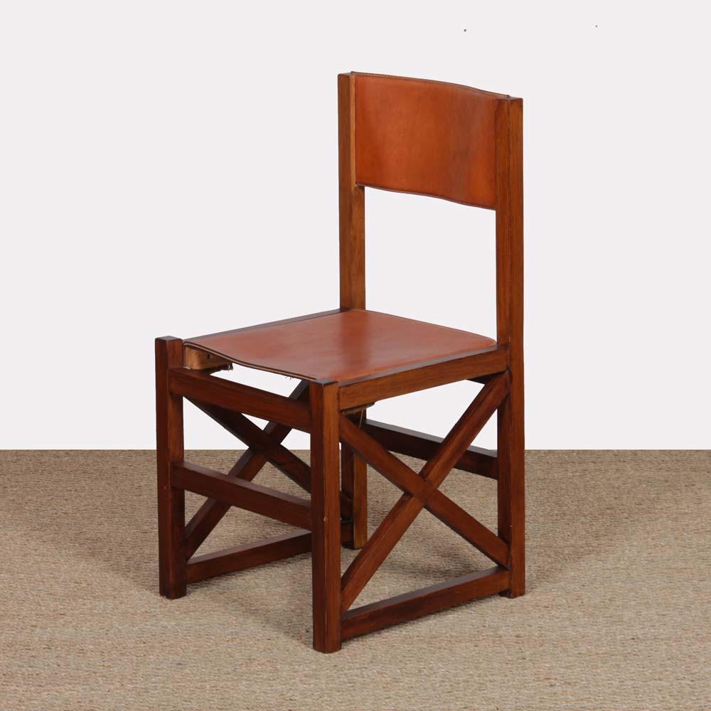 Dieser Vintage-Stuhl aus den 1980er Jahren hat einen Massivholzrahmen mit einfachen Linien. Sitz und Rückenlehne aus Leder bieten geschmeidigen Komfort, der durch eine schöne natürliche Patina unterstrichen wird. Dieser Stuhl befindet sich im