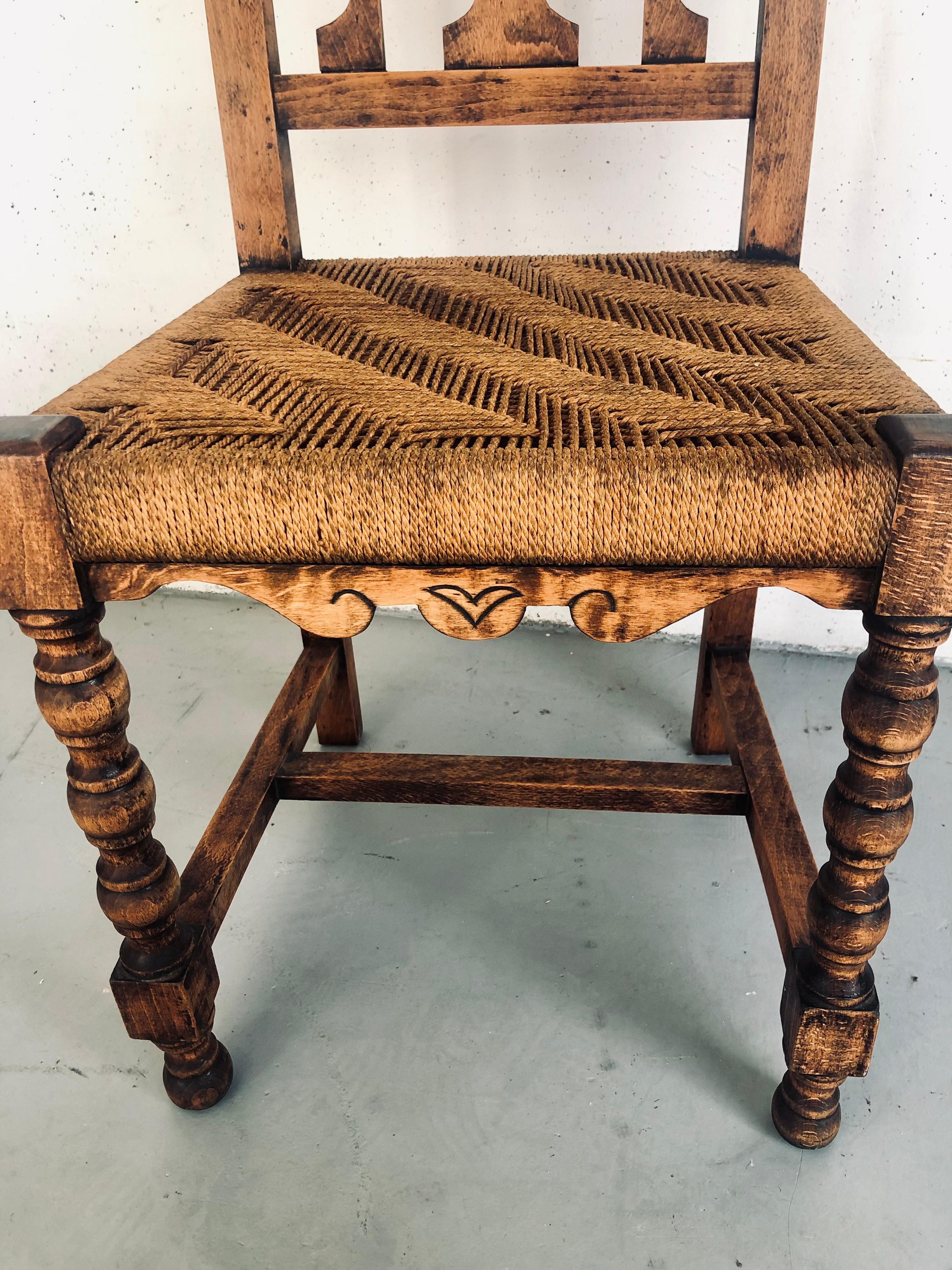 Vintage-Sitzstuhl aus Massivholz und Seil, Stuhl im gusseisernen Castilian-Stil, spanischer Holz im Angebot 3