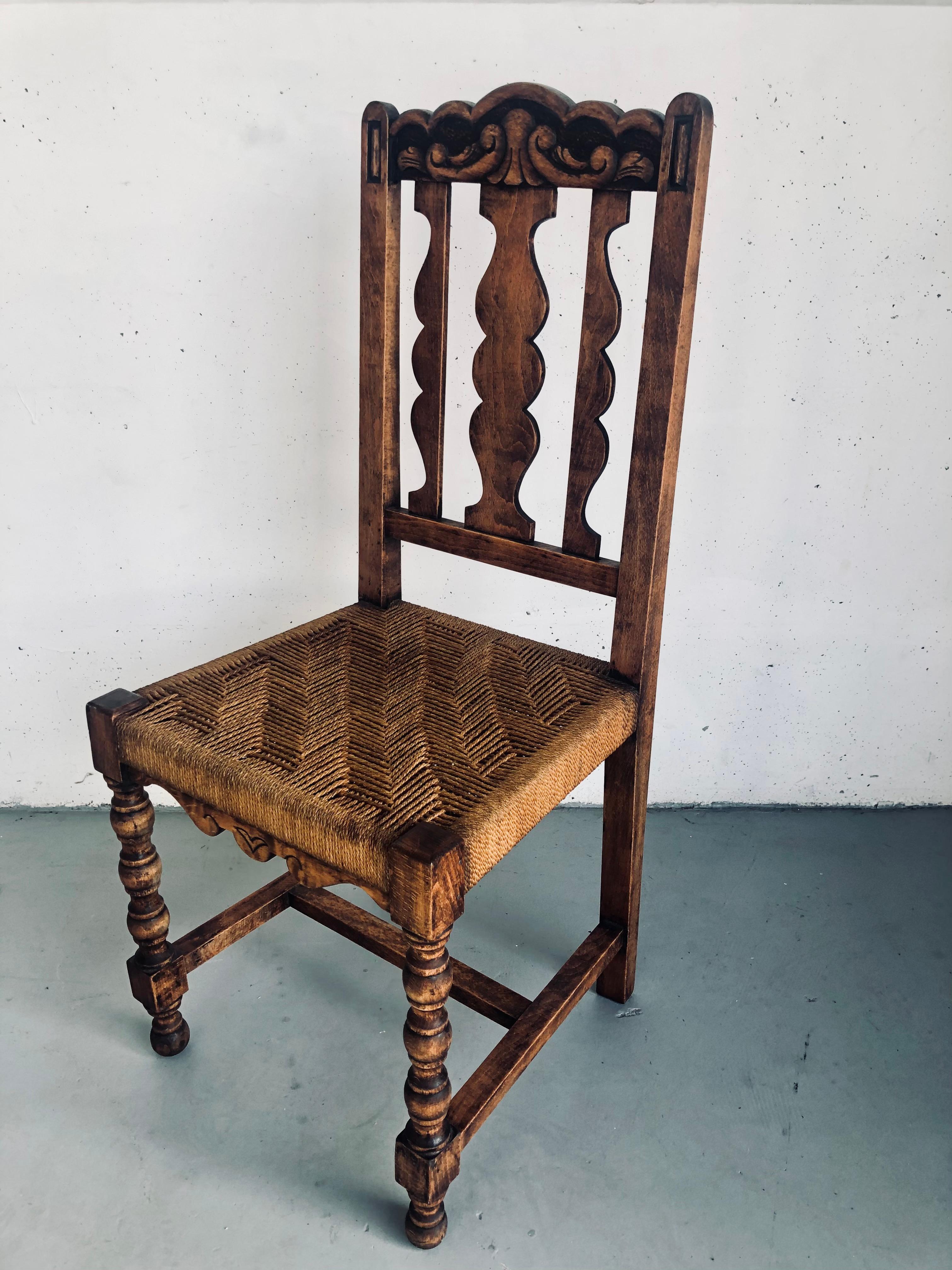Chaise vintage en bois massif, pieds tournés et siège en corde tressée, Rare chaise espagnole en bois de style castillan, état impeccable, je dois dire qu'elle est encore plus belle en personne, c'est un meuble vraiment étonnant, unique et rare