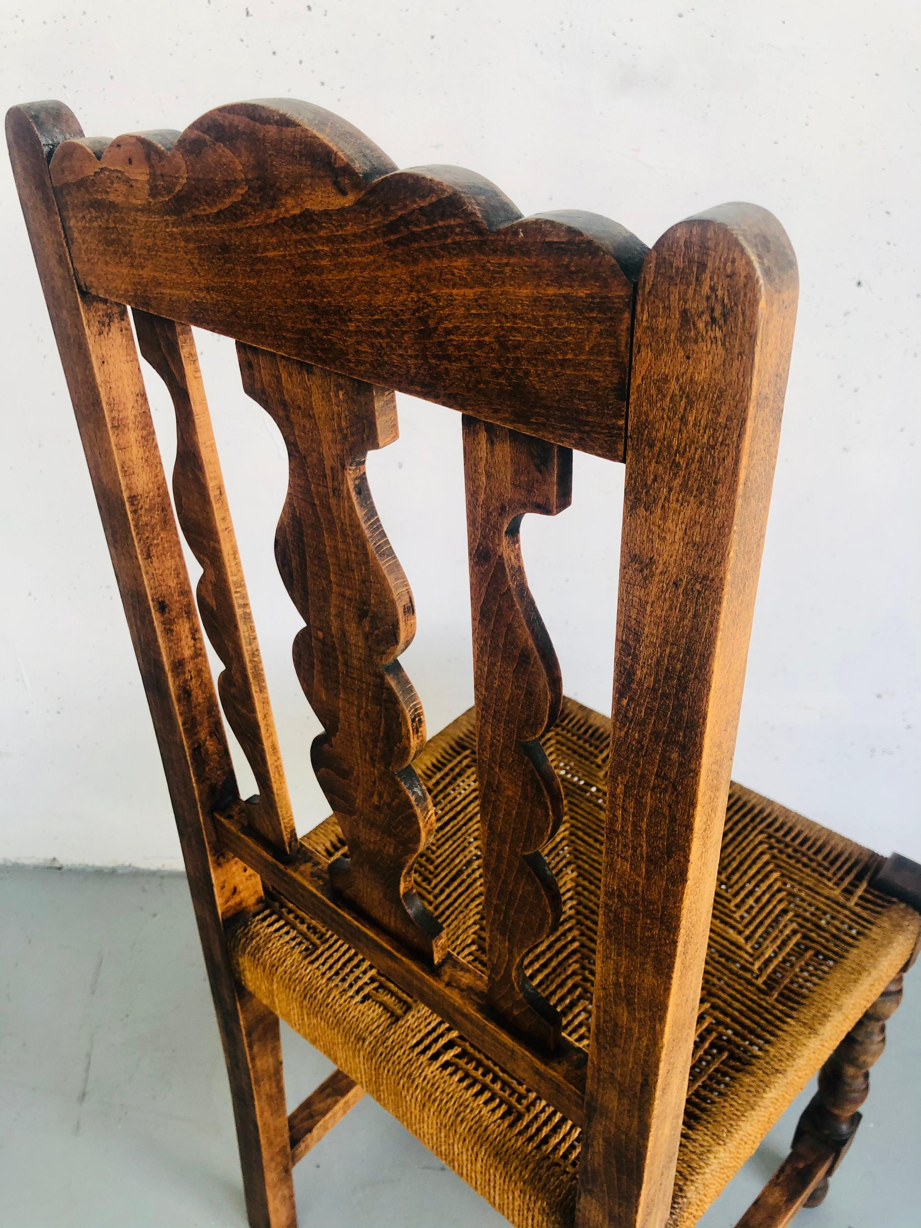 Corde Chaise Vintage en bois massif et assise en corde, Chaise espagnole en bois de style castillan en vente