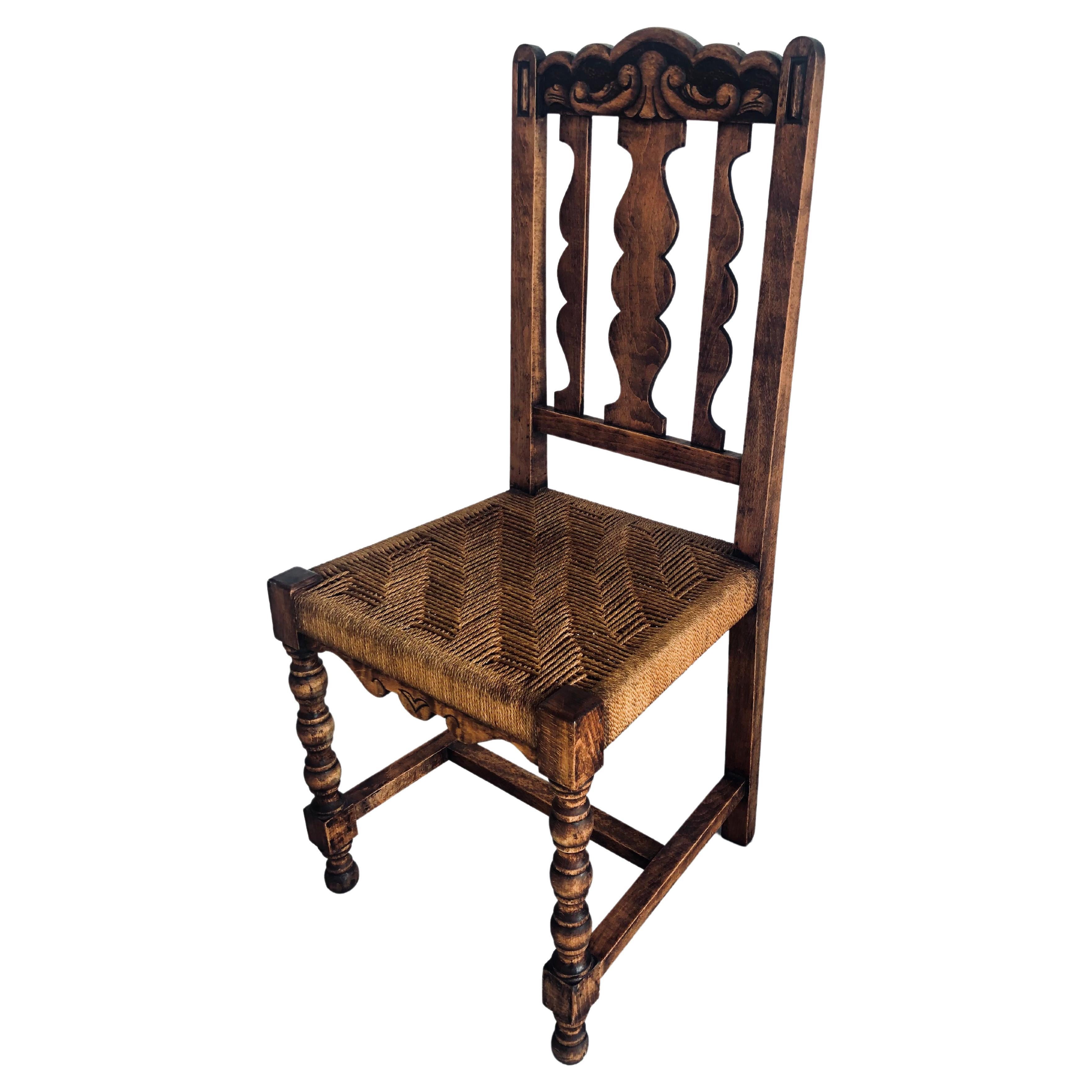 Chaise Vintage en bois massif et assise en corde, Chaise espagnole en bois de style castillan en vente