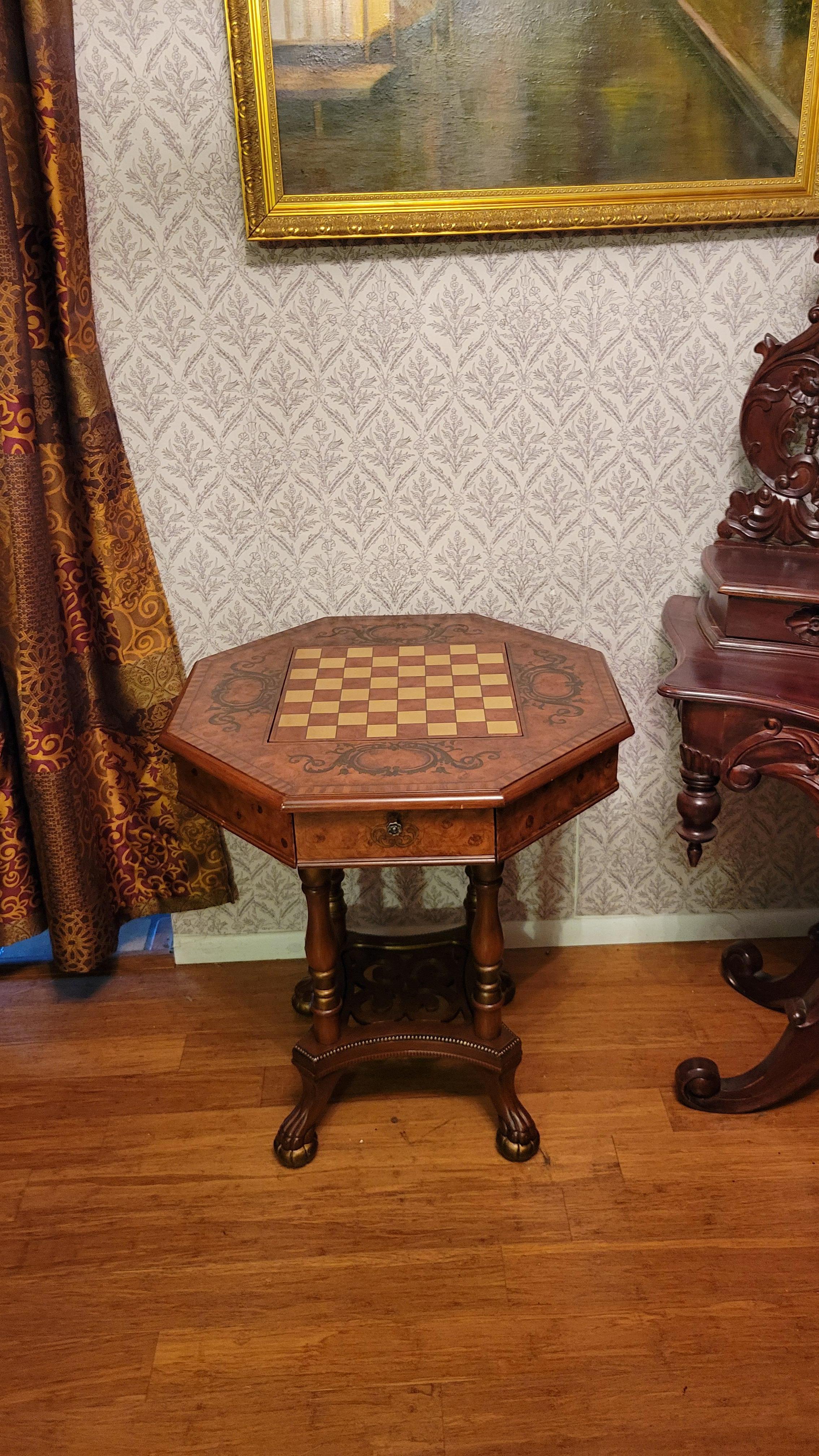Table de jeu octogonale en bois massif vintage. La table comporte 2 tiroirs de chaque côté et un insert rectangulaire sur le dessus qui présente un échiquier d'un côté et un motif décoratif de l'autre. Sous l'insert se trouve un plateau de