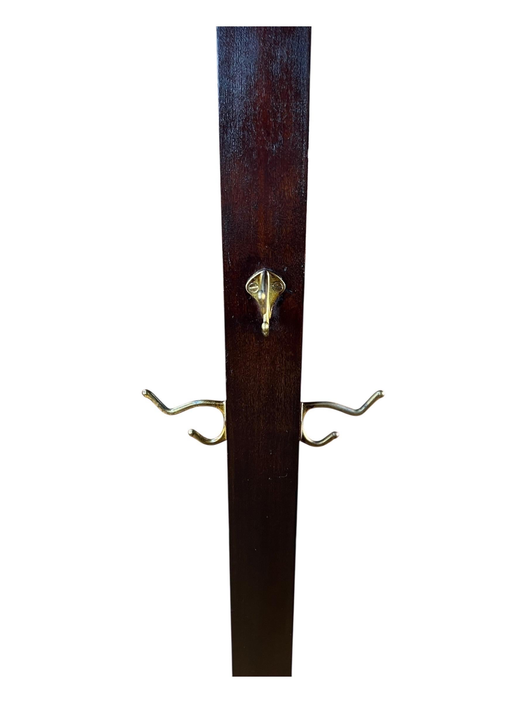 Appendiabiti vintage in legno massiccio con ganci in ottone in vendita 1