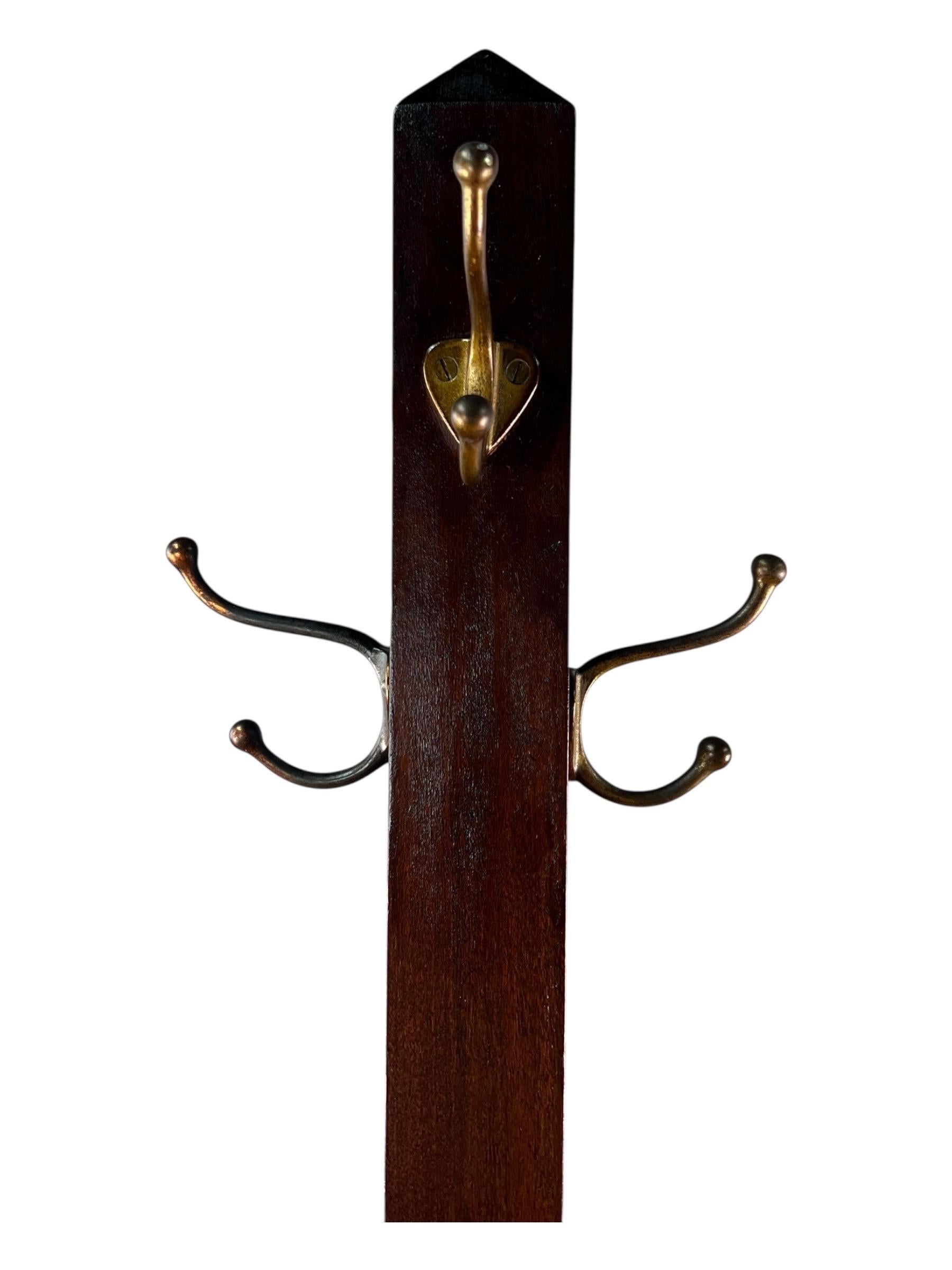 Appendiabiti vintage in legno massiccio con ganci in ottone in vendita 2