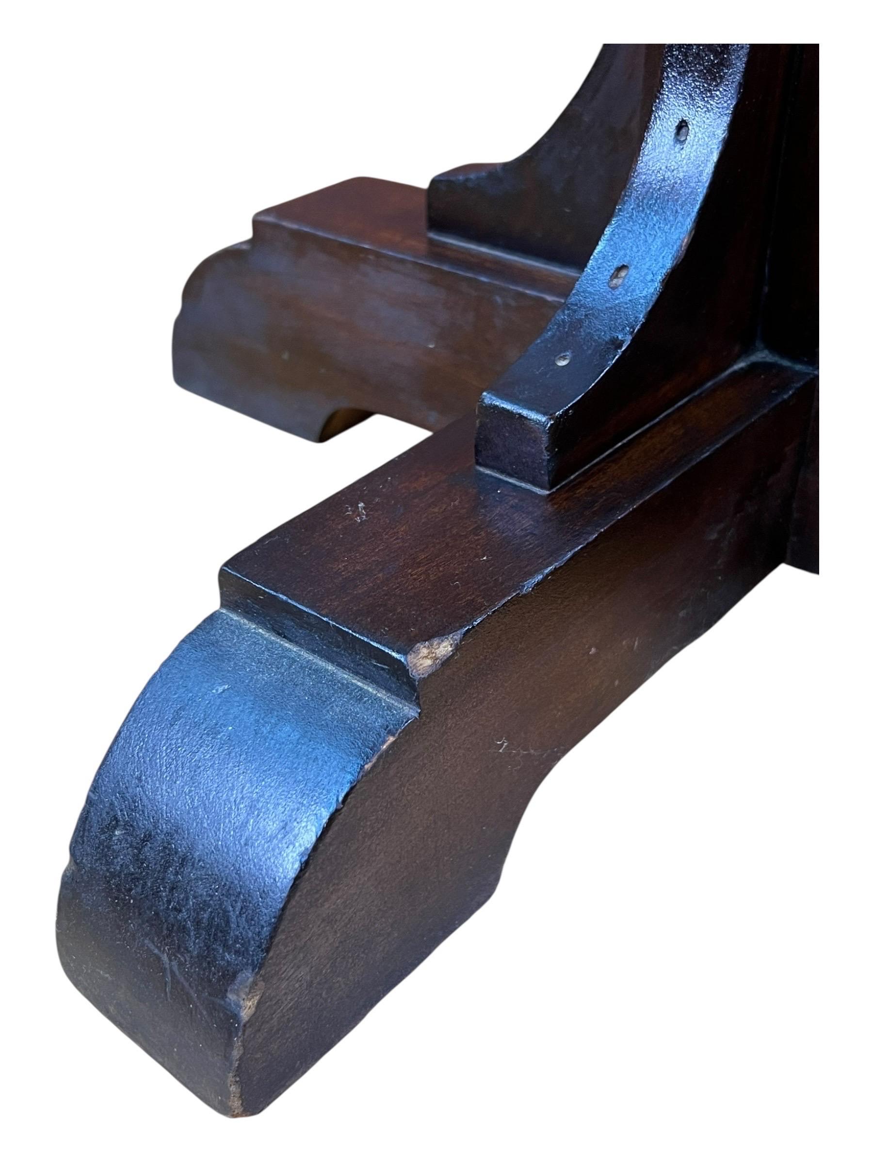 Appendiabiti vintage in legno massiccio con ganci in ottone in vendita 3