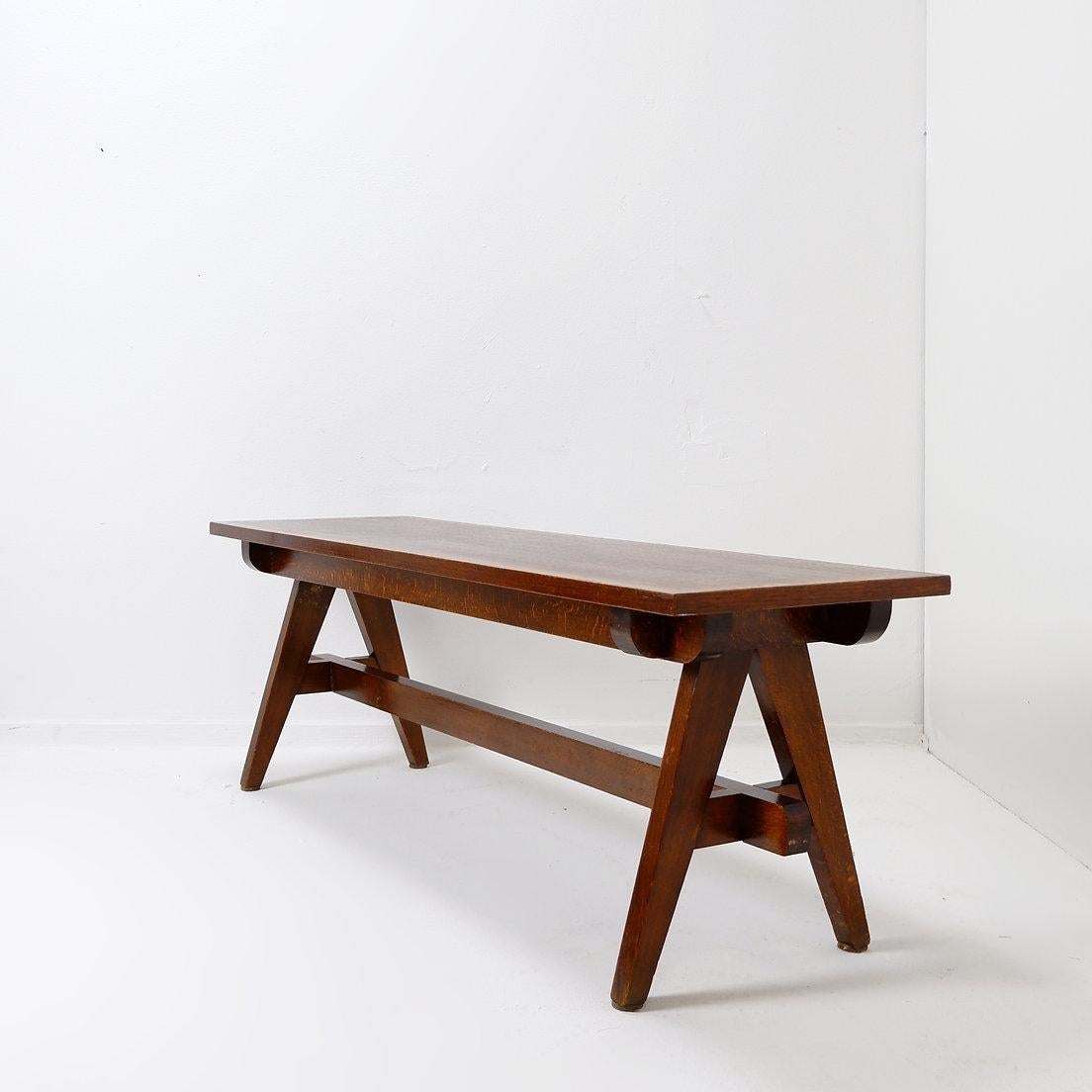 Vintage Massivholz Couchtisch mit Kompassfüßen
Chalet Tisch - Vintage Möbel
Maße: 130,5x40cm  H:45,5cm 
MATERIAL : Holz 
Alters- und gebrauchsbedingte Abnutzungserscheinungen.
 