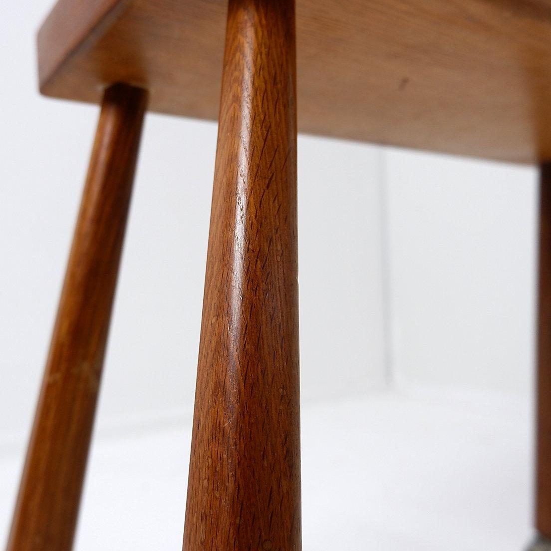 Table d'appoint vintage en bois massif sur roulettes - années 1960 en vente 5