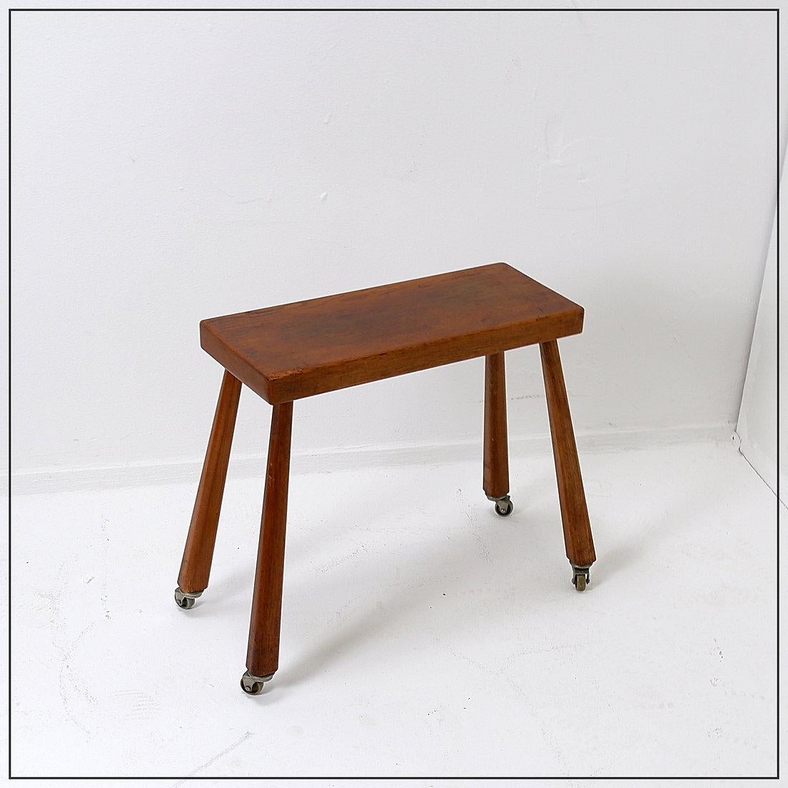 Mid-Century Modern Table d'appoint vintage en bois massif sur roulettes - années 1960 en vente