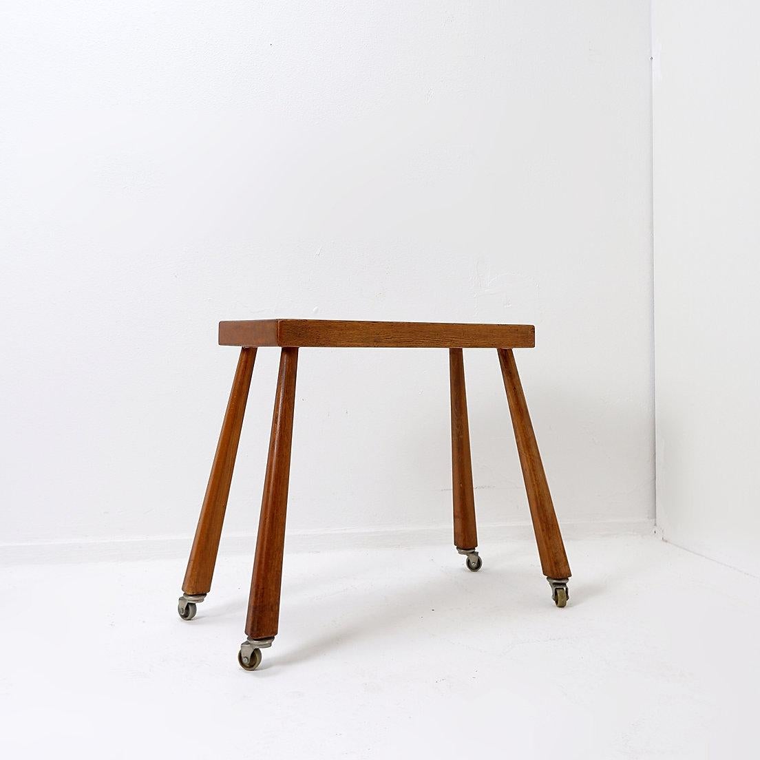 Table d'appoint vintage en bois massif sur roulettes - années 1960 Bon état - En vente à Linkebeek, BE