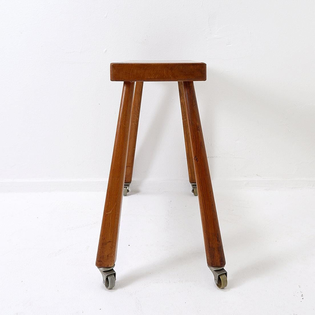20ième siècle Table d'appoint vintage en bois massif sur roulettes - années 1960 en vente