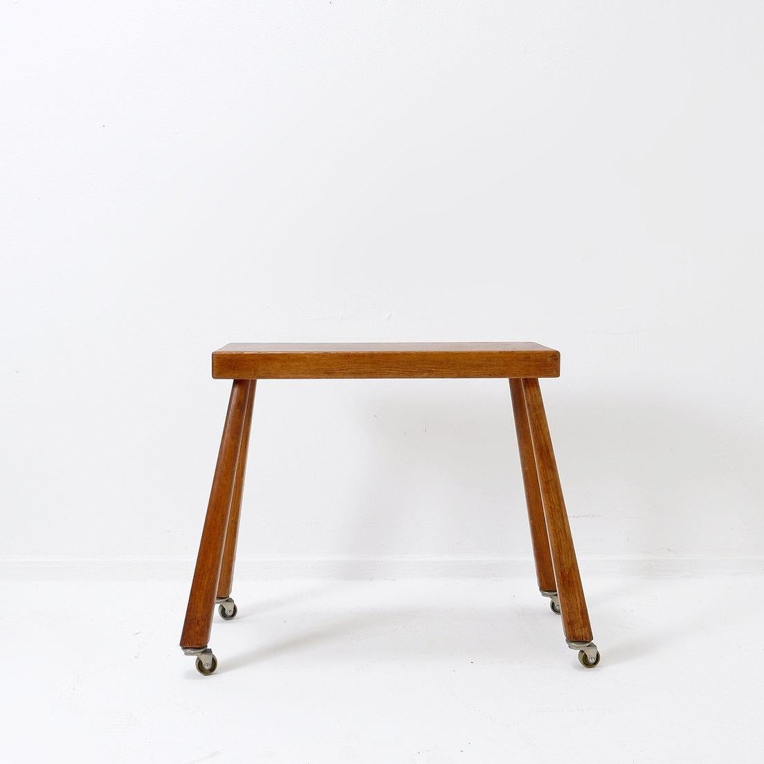 Bois Table d'appoint vintage en bois massif sur roulettes - années 1960 en vente