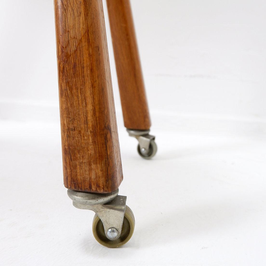 Table d'appoint vintage en bois massif sur roulettes - années 1960 en vente 2
