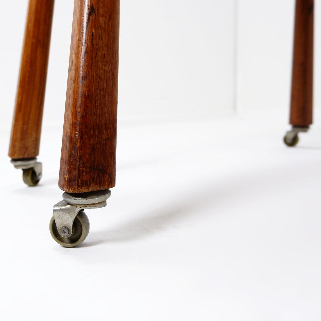 Table d'appoint vintage en bois massif sur roulettes - années 1960 en vente 3