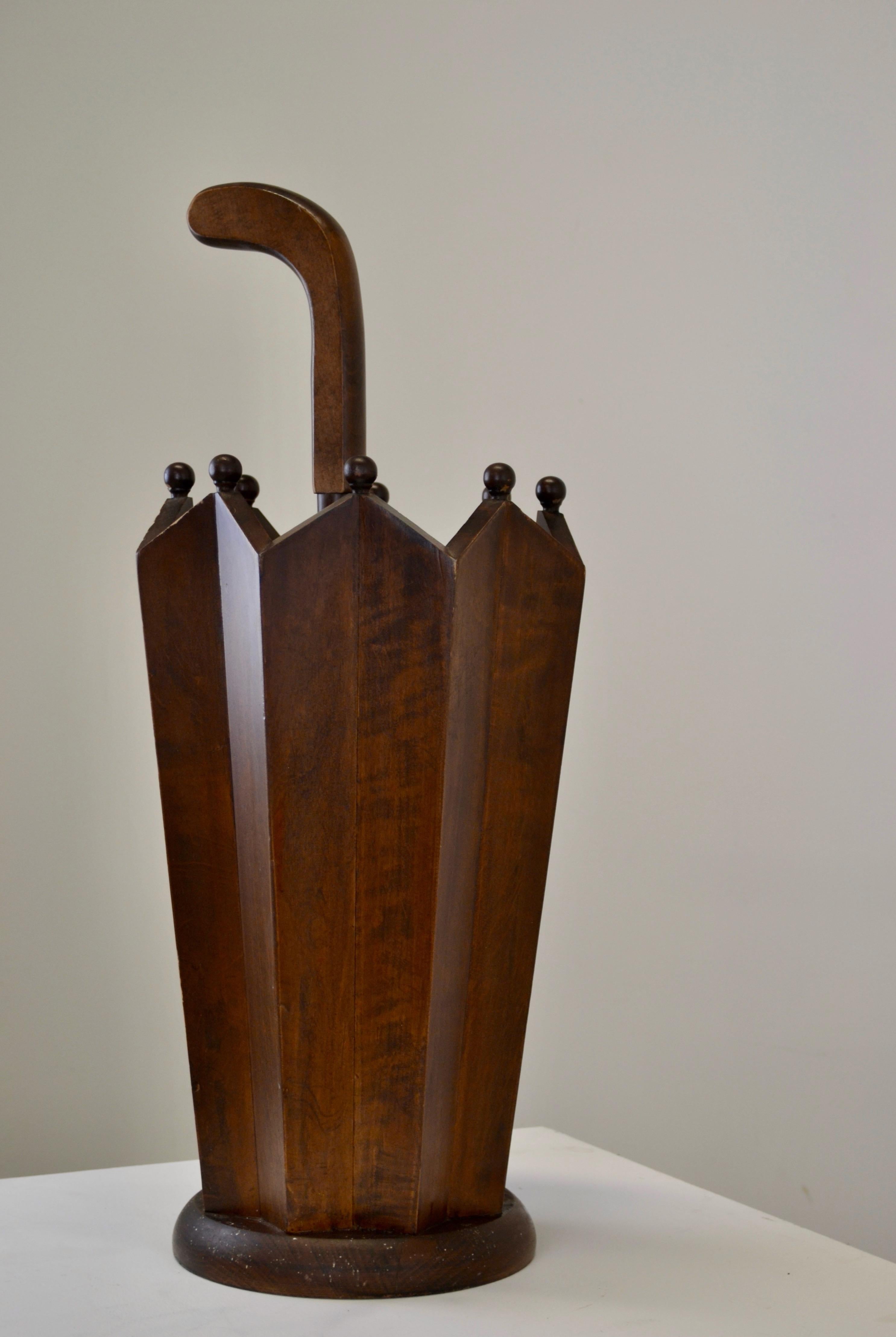Dieser Schirmständer aus Massivholz, der in den 1950er Jahren in Frankreich hergestellt wurde, ist ein seltenes und elegantes Stück für Ihre Einrichtung. Sein einzigartiges Design, das von der Form eines aufgespannten Regenschirms inspiriert ist,