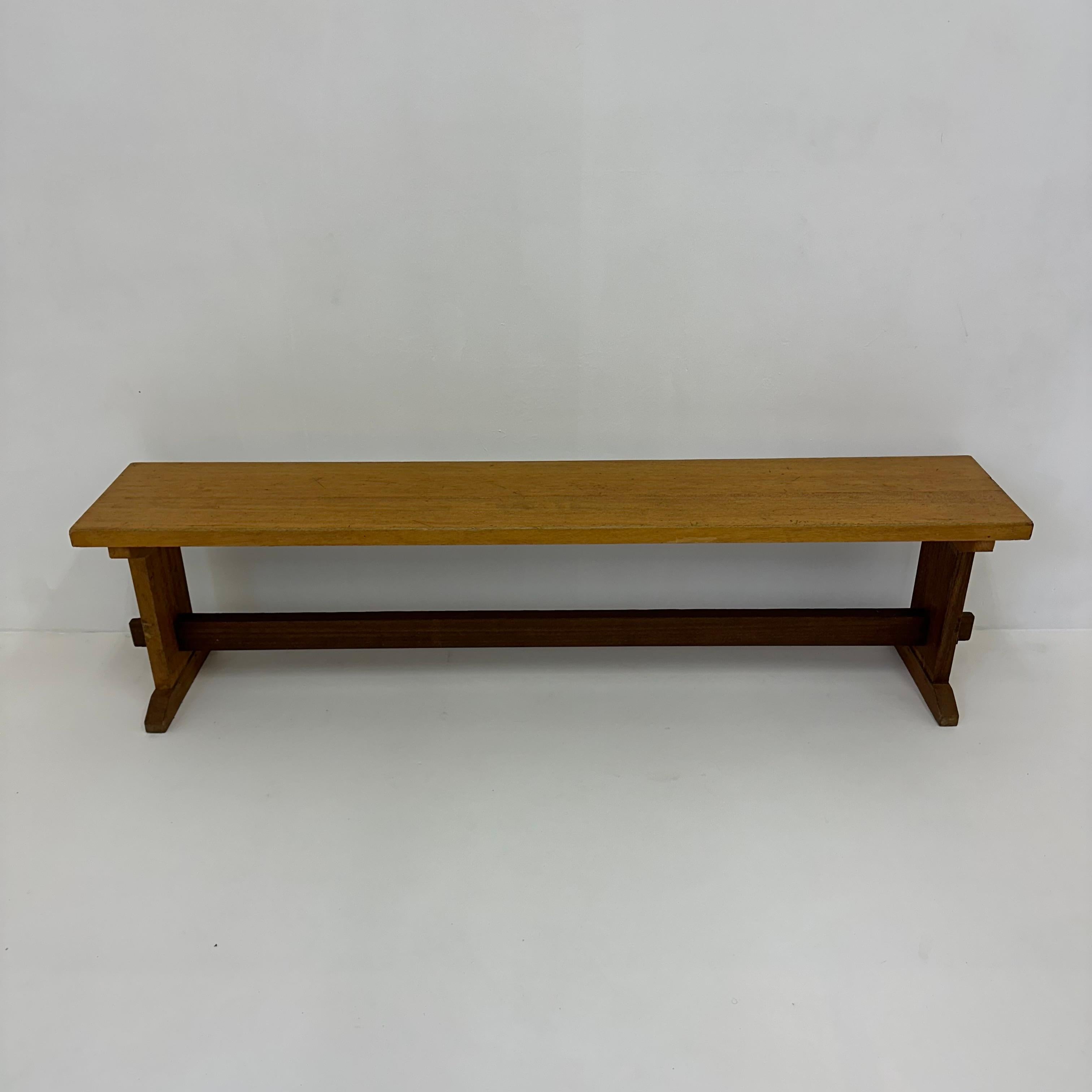 Banc vintage en bois massif, 1970

Dimensions : 47 cm de hauteur, 32,5 cm de profondeur, 180 cm de largeur.
Condit : Bon avec des signes d'utilisation
Période : 1970's
MATERIAL : bois