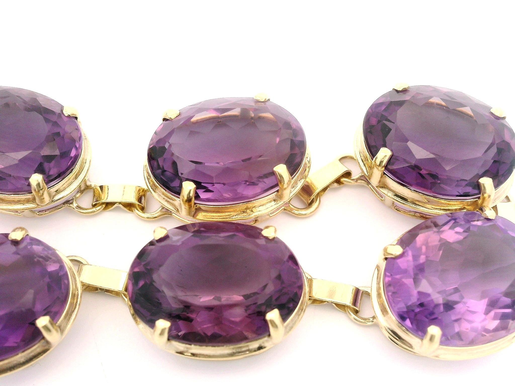 Taille ovale Vintage Solid Yellow Gold 50ctw Large Oval Amethyst Substantial Link Bracelet en vente