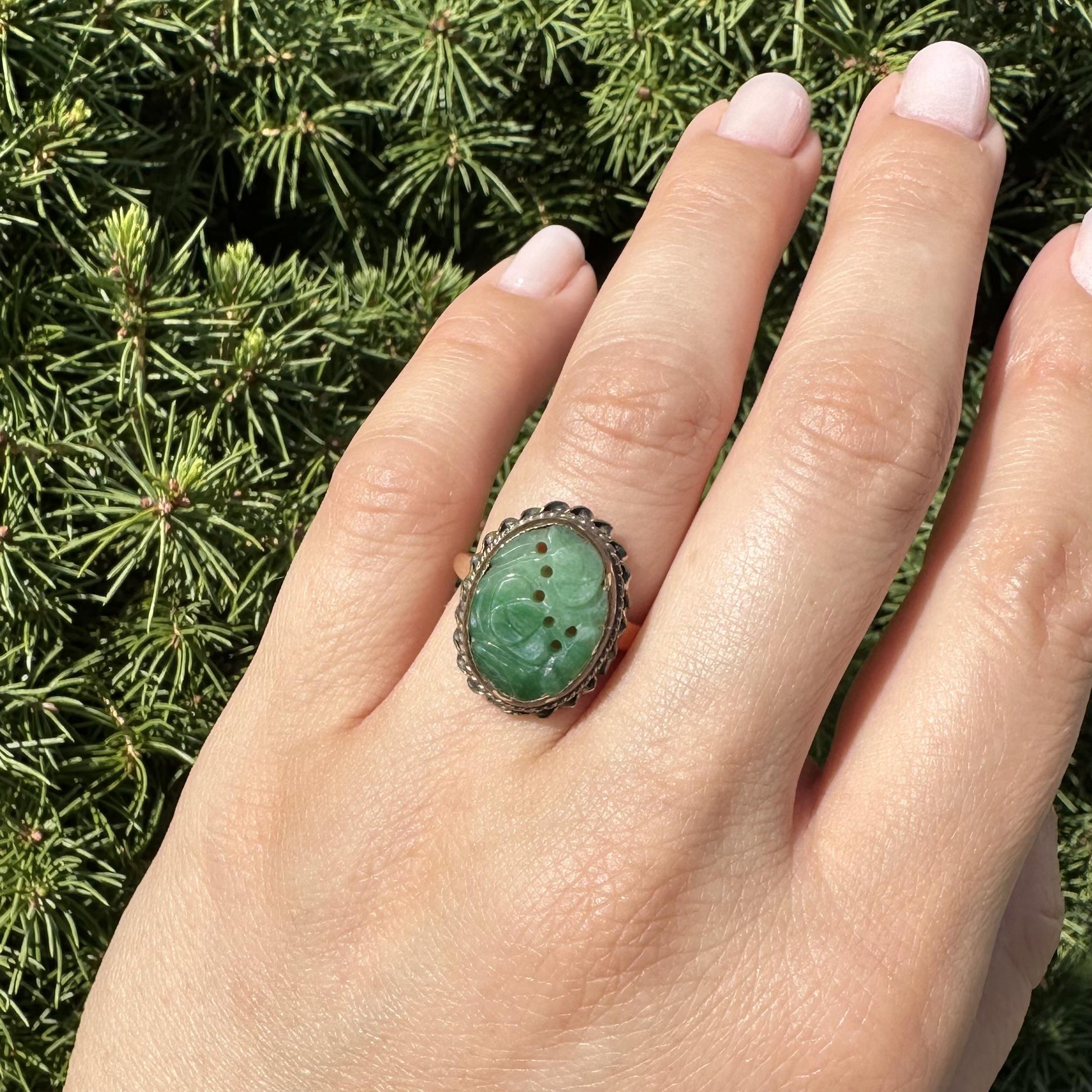 Vintage Solid Gelbgold geschnitzt durchbohrt Jade w / Twisted Wire Frame Ring im Zustand „Gut“ im Angebot in Montclair, NJ