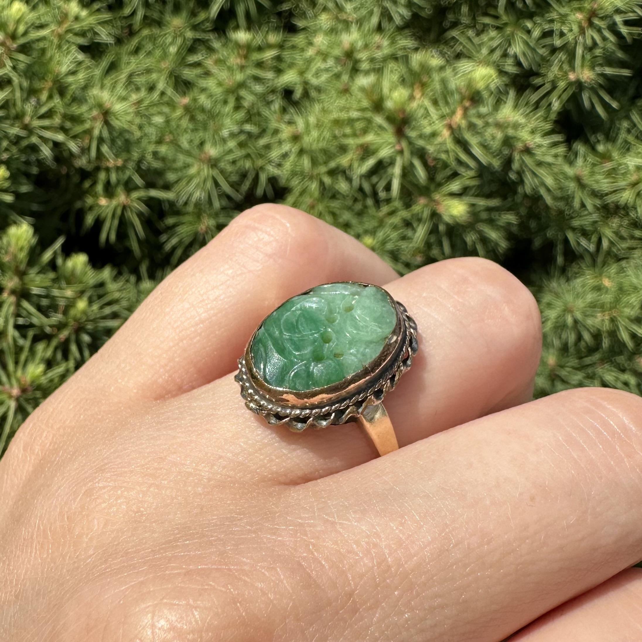 Vintage Solid Gelbgold geschnitzt durchbohrt Jade w / Twisted Wire Frame Ring Damen im Angebot