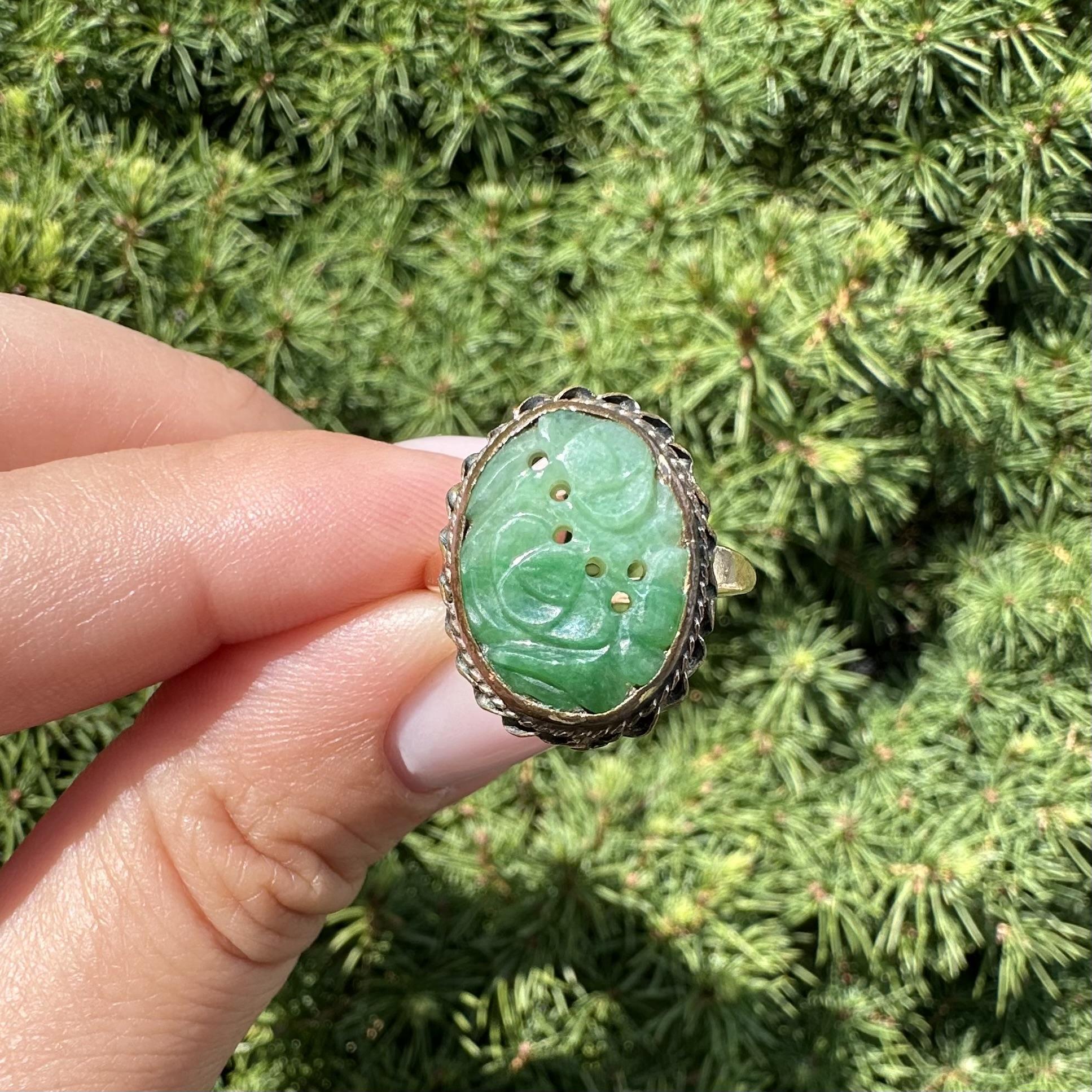 Vintage Solid Gelbgold geschnitzt durchbohrt Jade w / Twisted Wire Frame Ring im Angebot 1