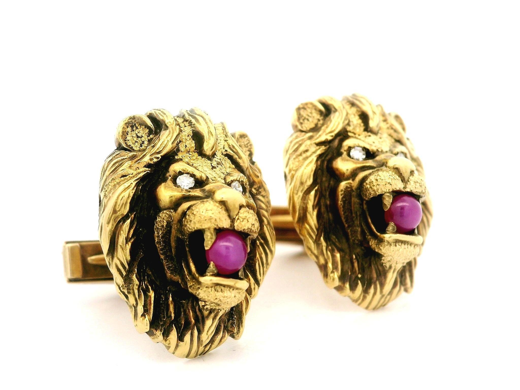 Taille cabochon Boutons de manchette vintage en or jaune massif tête de lion détaillée et yeux en diamant en vente