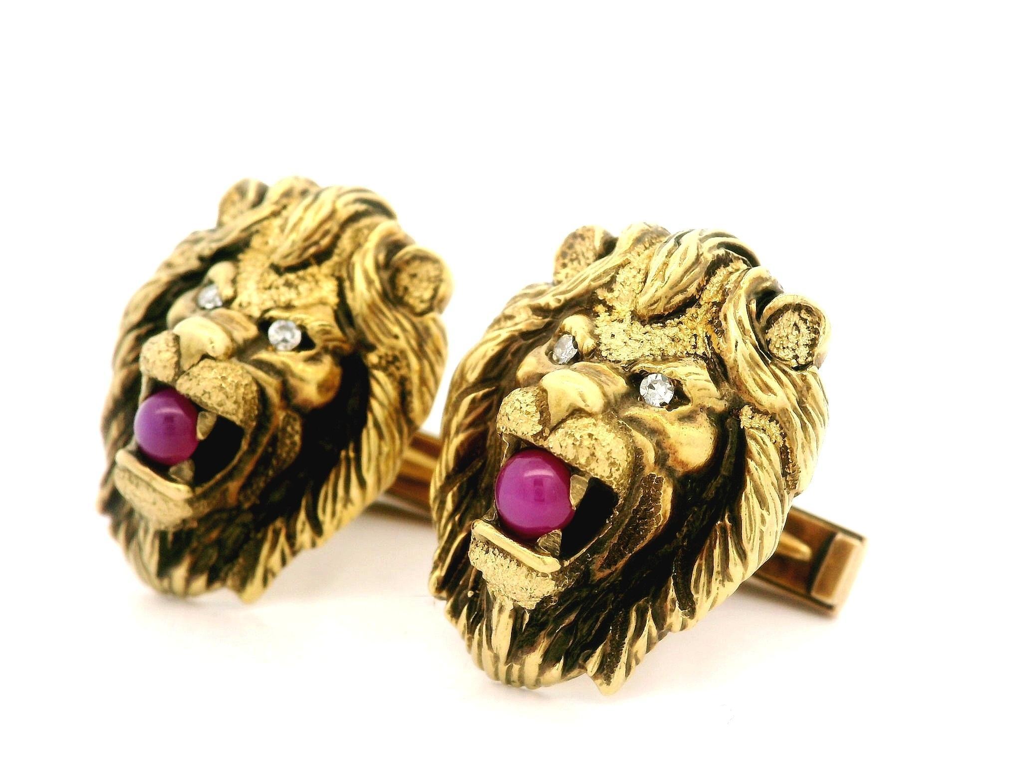 Boutons de manchette vintage en or jaune massif tête de lion détaillée et yeux en diamant Excellent état - En vente à Montclair, NJ