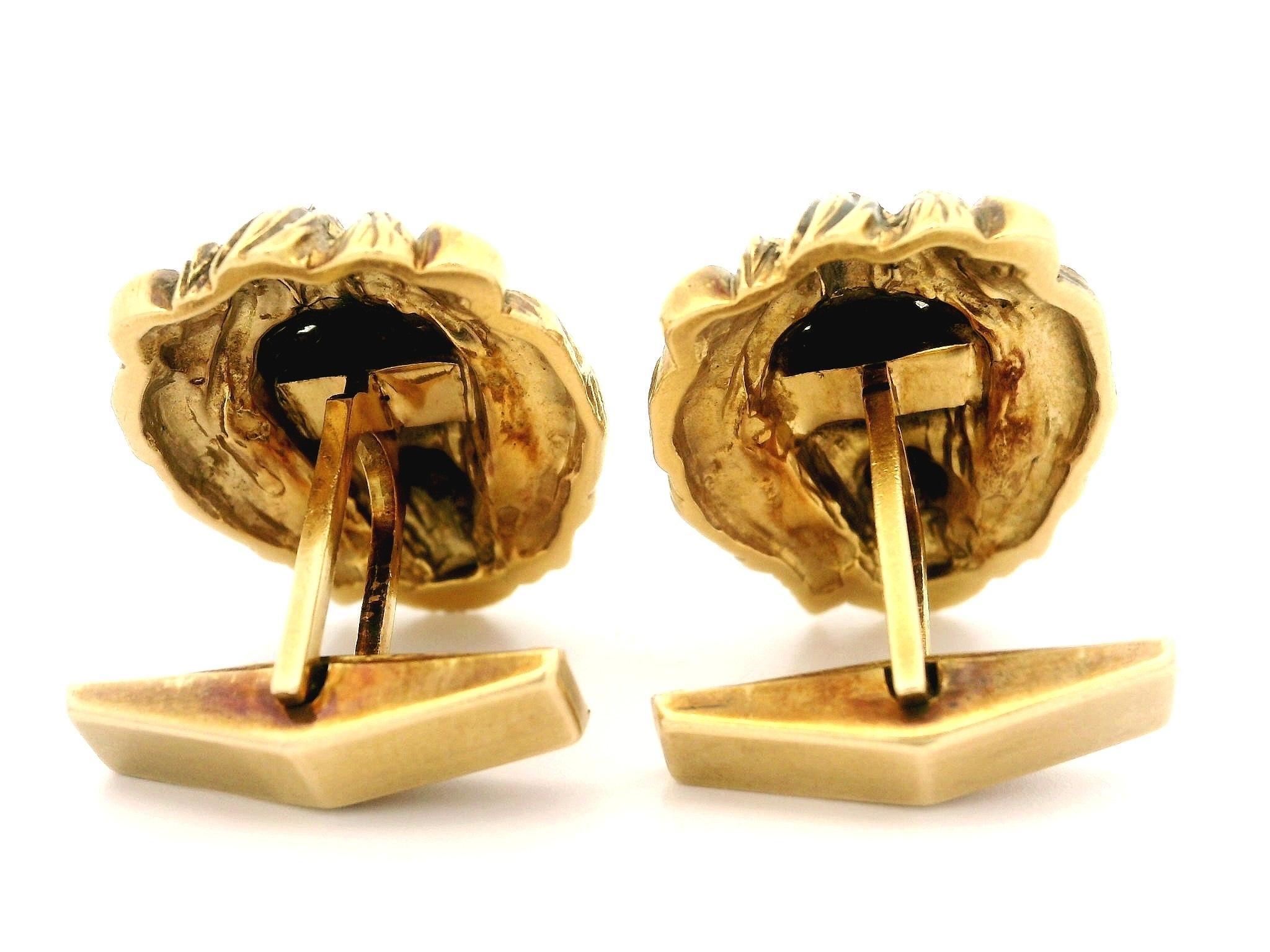 Boutons de manchette vintage en or jaune massif tête de lion détaillée et yeux en diamant Pour hommes en vente