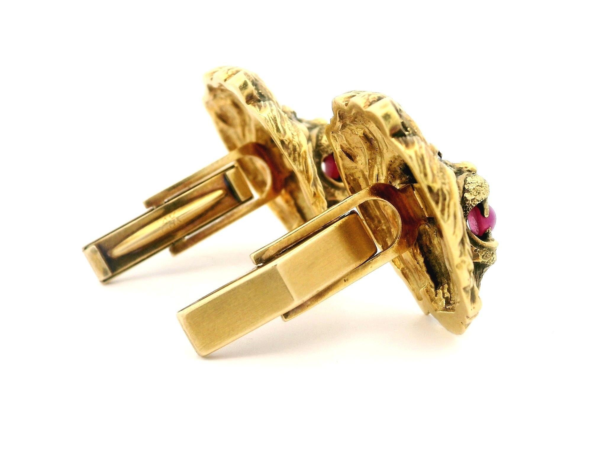 Boutons de manchette vintage en or jaune massif tête de lion détaillée et yeux en diamant en vente 1