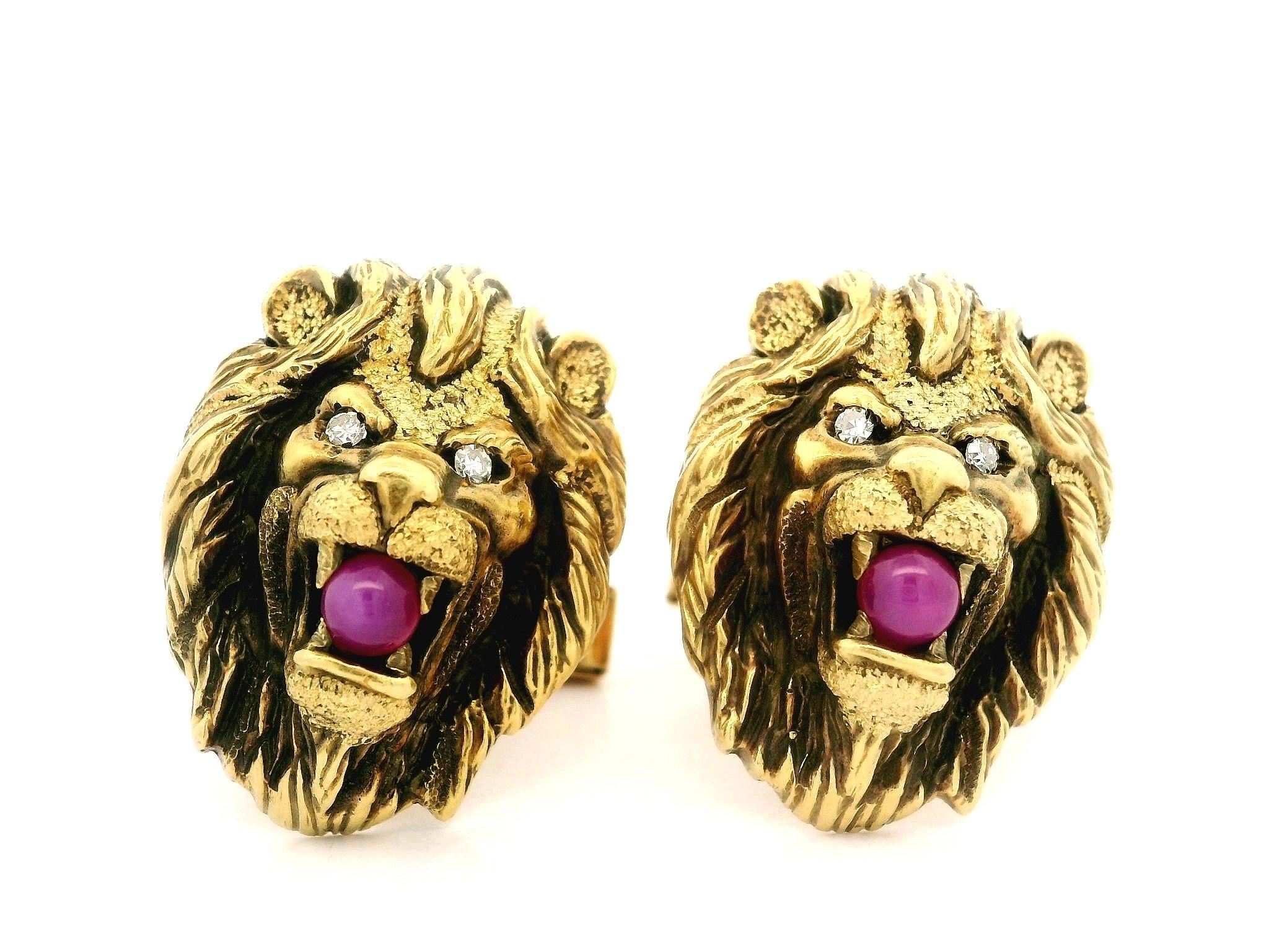 Boutons de manchette vintage en or jaune massif tête de lion détaillée et yeux en diamant en vente 2