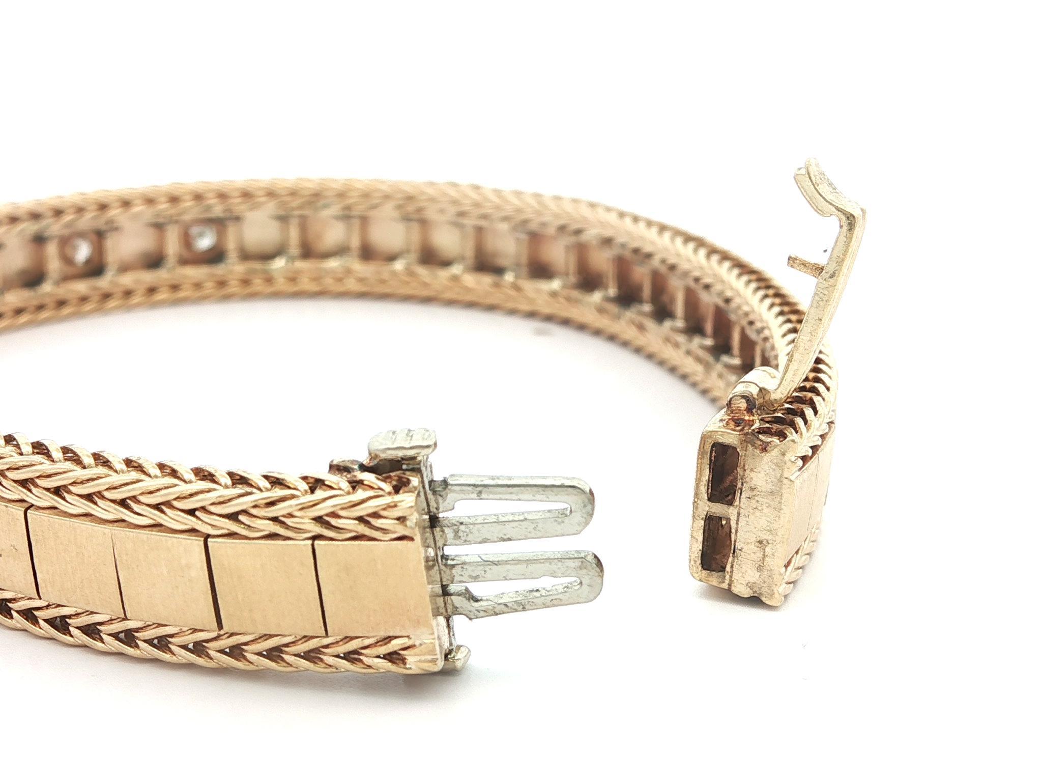 --Pierre(s) :...
(3) Diamants naturels authentiques - taille ronde brillante - sertis en pavé - belle couleur blanche brillante - 2,59 mm (approx.) - 0,20ctw (approx.)

MATERIAL : Or jaune 14k massif
Poids : 26,10 grammes
Longueur du bracelet :