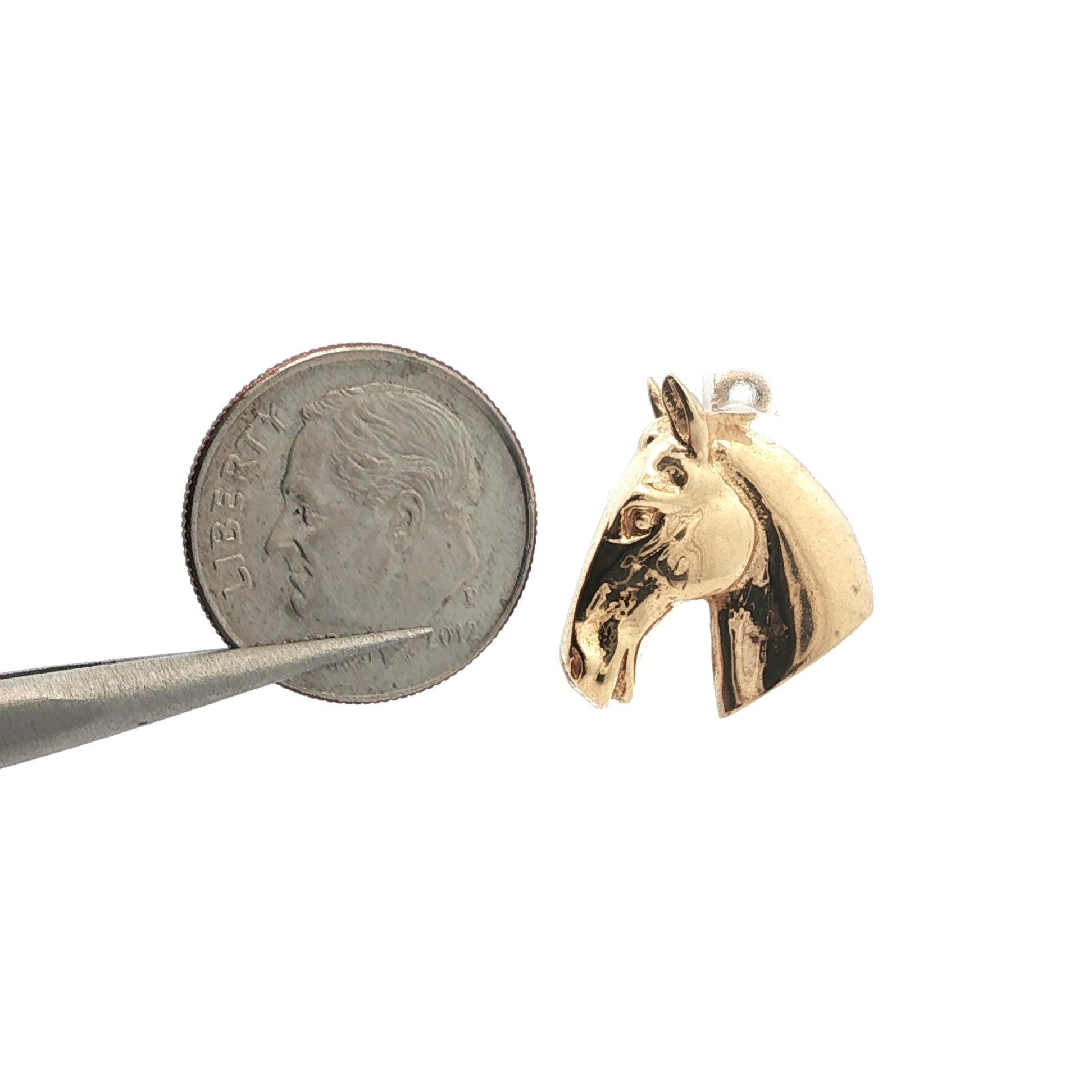 Ciondolo equestre da collezione con testa di cavallo in oro giallo massiccio d'epoca in vendita 2