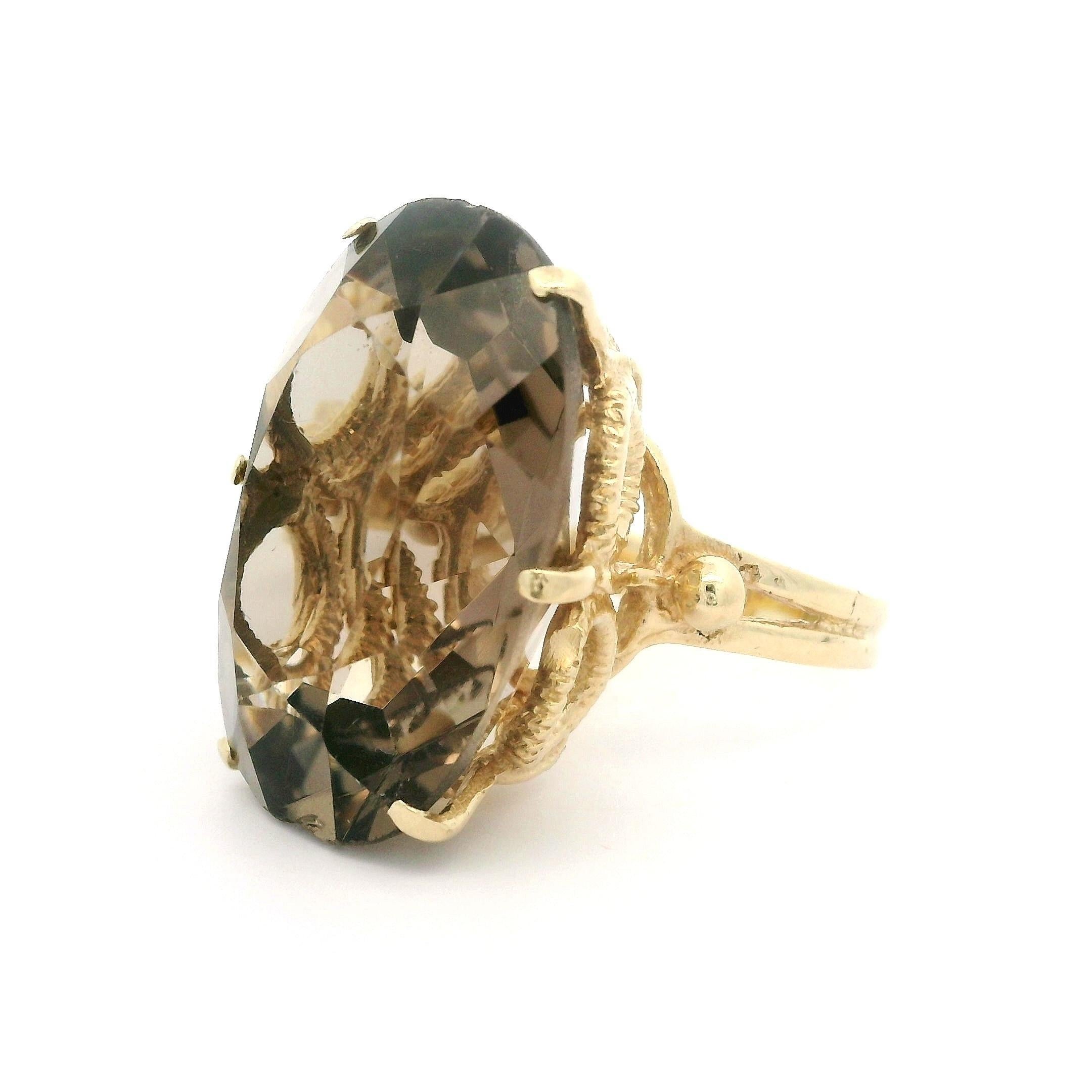 Anello d'epoca in oro giallo massiccio con quarzo fumé ovale a forma di cerchio aperto In condizioni buone in vendita a Montclair, NJ
